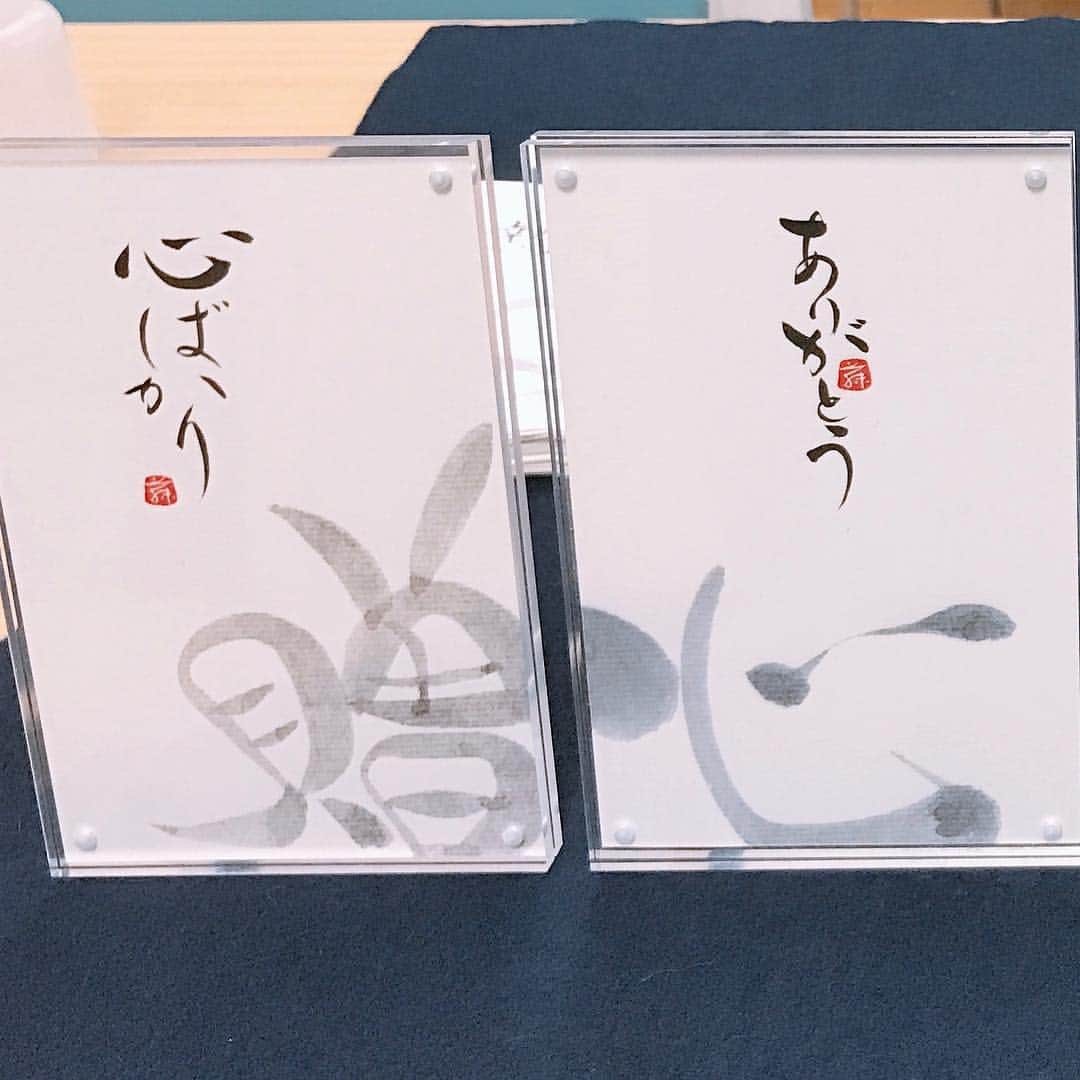 芦田桂子さんのインスタグラム写真 - (芦田桂子Instagram)「憧れのモデル先輩 藤原弘子さん @hiroko.fujiwara の字手紙教室に行ってきました♪ ✴︎ 丁寧に教えて下さったお陰で我ながら上手く書けたと満足😊 数時間、集中して文字に気持ちをしたためました♡ もっと上手くなって大切な人達にもプレゼント出来るようになりたいな〜！ ✴︎ 弘子先生が描く文字はバランス美しく滑らかで、どこか表情があり本当にステキでした✨ ✴︎ #時手紙  #気持ちを伝える  #筆 #墨 #書  #作品  #楽しい時間をありがとうございました  #次回も楽しみ  #model  #藤原弘子 さん #中島はるみ さん #織香 ちゃんの #インターモード #カシミアストール を巻いて #芦田桂子」10月24日 21時04分 - keiko_ashida