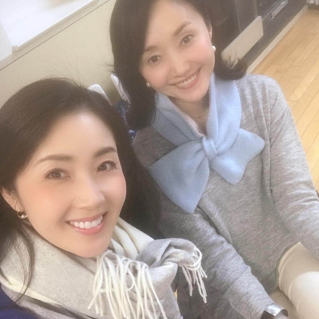芦田桂子さんのインスタグラム写真 - (芦田桂子Instagram)「憧れのモデル先輩 藤原弘子さん @hiroko.fujiwara の字手紙教室に行ってきました♪ ✴︎ 丁寧に教えて下さったお陰で我ながら上手く書けたと満足😊 数時間、集中して文字に気持ちをしたためました♡ もっと上手くなって大切な人達にもプレゼント出来るようになりたいな〜！ ✴︎ 弘子先生が描く文字はバランス美しく滑らかで、どこか表情があり本当にステキでした✨ ✴︎ #時手紙  #気持ちを伝える  #筆 #墨 #書  #作品  #楽しい時間をありがとうございました  #次回も楽しみ  #model  #藤原弘子 さん #中島はるみ さん #織香 ちゃんの #インターモード #カシミアストール を巻いて #芦田桂子」10月24日 21時04分 - keiko_ashida