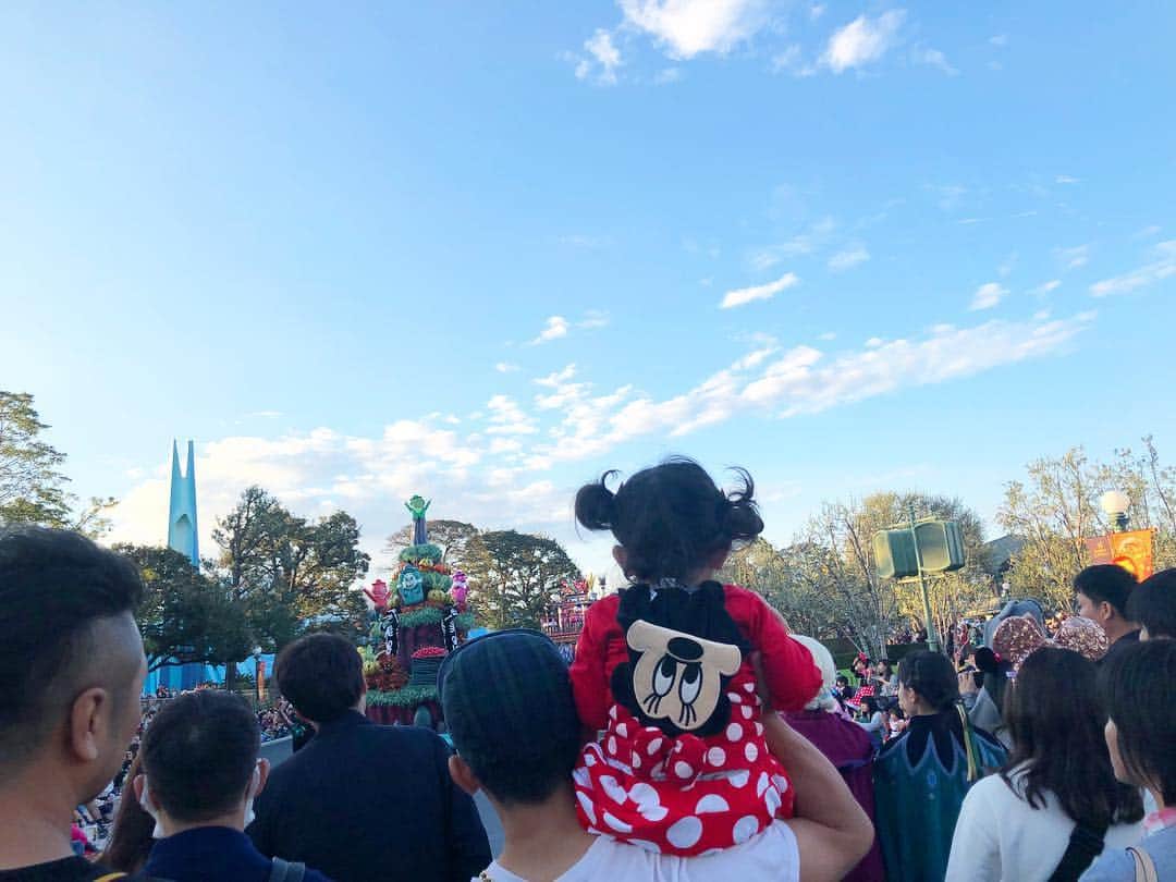 近藤千尋のインスタグラム：「ディズニーパート2❤️ 娘とディズニーランドへ行く日が来るなんて、、🌈と 夫婦でしみじみ話しました🤤笑 乗り物は イッツ・ア・スモールワールドが 一番楽しそうでした❣️ ひーぼぉくんが一番はしゃいでいました。笑😮❤️」