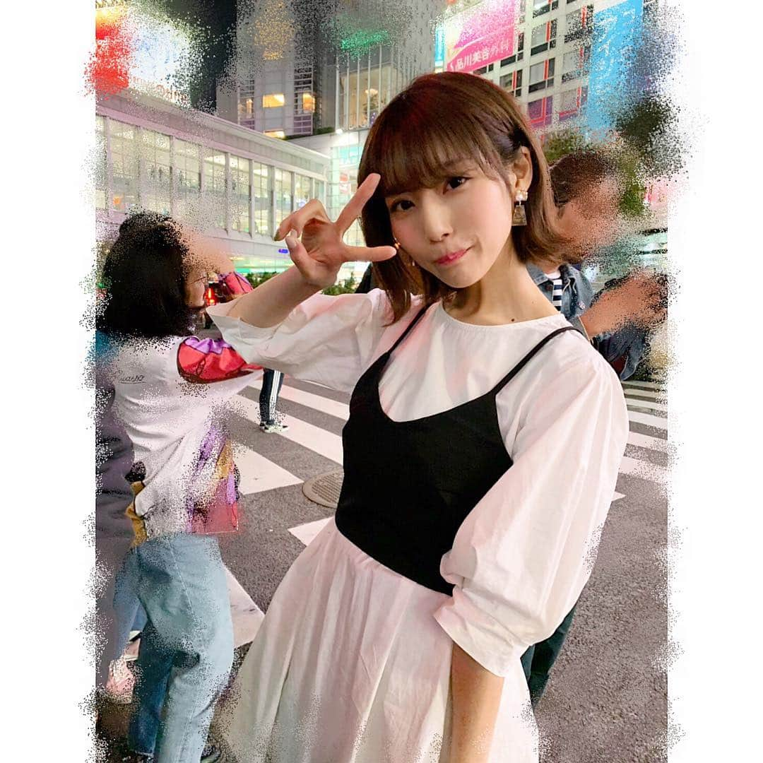 蒼川愛さんのインスタグラム写真 - (蒼川愛Instagram)「スクランブル交差点って歩くの難しいよね( ˙-˙ ) 1日何歩分の足跡がつくんだろう〜〜 . ビスチェがセットになった白いワンピースは @dholic_official  さんのです☺︎♡ (前も載せたことあるなぁ🤣) . 全身は2.3枚目に載せたのでスワイプしてみてね◎ 色んな系統着たいなって思うけど、やっぱり韓国系のお洋服がツボです🙃❤️ . . . . #me#instagram#instagood#fashion#ootd#cordinate#shibuya#l4l#koreanfashion#dholic#onepiece」10月24日 21時24分 - tougarashi_suki