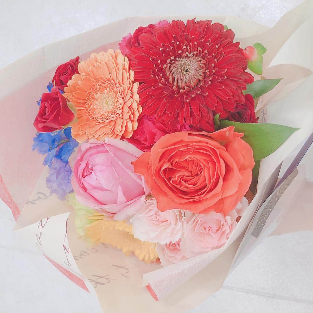 高橋七実のインスタグラム：「・ ・ 先日のドラフト生の5人で出演した公演の時に綺麗なお花を頂きました！ ・ ありがとうございます🌹✨ ・ おうちに飾ってます☺️ ・ ・ #NGT48#誇りの丘公演#flower#お花」