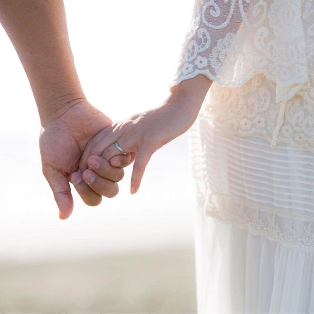 岸本セシルさんのインスタグラム写真 - (岸本セシルInstagram)「🌼前撮りブーケ&結婚指輪のおはなし🌼  植物も大好きな旦那と私。 前撮りブーケは  @marimariamonday  でオーダーしました💐  仲良しの @kazumismile  さん から紹介してもらったmariaさん💛 私の曖昧なイメージを伝えて 作ってもらったのだけど 私をイメージしてくれてグリーンの中にも 鮮やかでカラフルなブーケに仕上がっていて 海でも映えてとーっても気に入った😍🧡 旦那のブートニアも素敵だったー💛 本当にありがとうございました✨  そして、結婚指輪💍 旦那と私がとってもお世話になっている 沖縄な友人がやっているジュエリーブランド  @vivon_jp  @vivonman  です💎 オリジナルでオーダーしました✨✨ 表側はプラチナでマット加工、内側はグリーンゴールドのツヤ加工。ゴールドが濃くみえるグリーンゴールドにしたんだよ！ 一粒キラリ🌟 旦那からのメッセージも内側に入れてもらっていて本当に大切なリングです。 ありがとうー☺️✨✨ #前撮りブーケと結婚指輪のおはなし #weddingbouquet #weddingrings #食べ悪阻真っ最中でムチムチなのは見逃してくれ」10月24日 22時15分 - cecil_lu