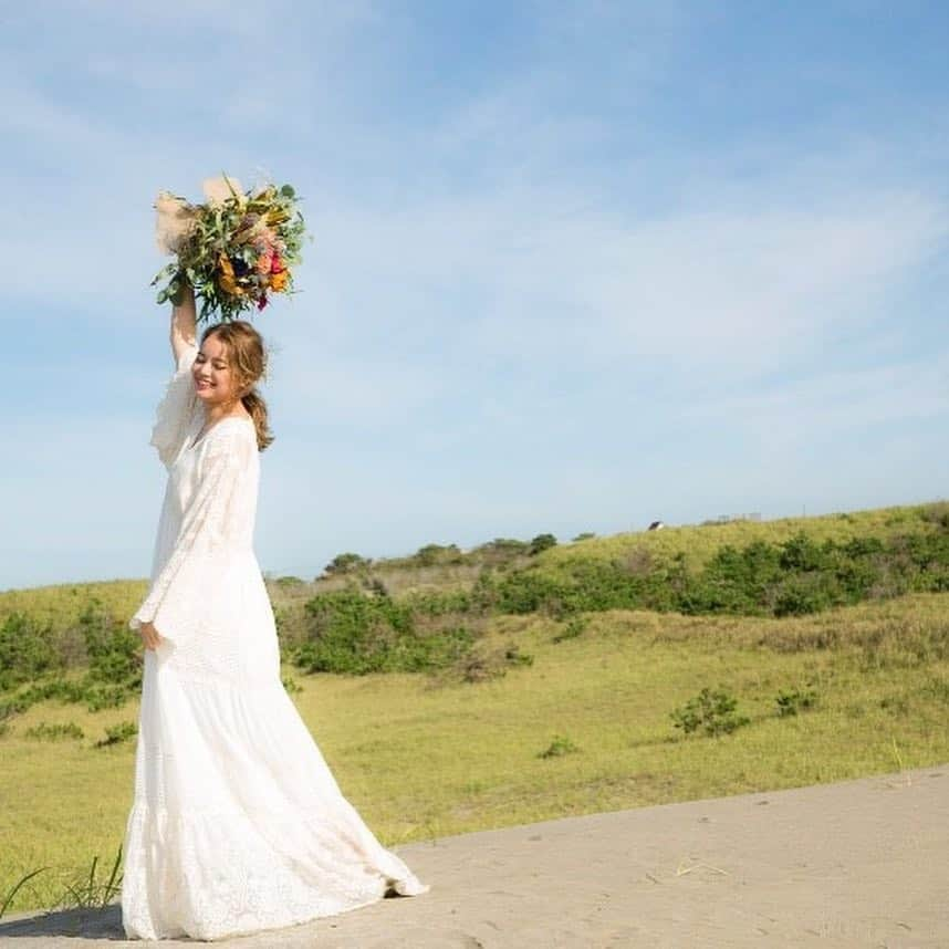 岸本セシルさんのインスタグラム写真 - (岸本セシルInstagram)「🌼前撮りブーケ&結婚指輪のおはなし🌼  植物も大好きな旦那と私。 前撮りブーケは  @marimariamonday  でオーダーしました💐  仲良しの @kazumismile  さん から紹介してもらったmariaさん💛 私の曖昧なイメージを伝えて 作ってもらったのだけど 私をイメージしてくれてグリーンの中にも 鮮やかでカラフルなブーケに仕上がっていて 海でも映えてとーっても気に入った😍🧡 旦那のブートニアも素敵だったー💛 本当にありがとうございました✨  そして、結婚指輪💍 旦那と私がとってもお世話になっている 沖縄な友人がやっているジュエリーブランド  @vivon_jp  @vivonman  です💎 オリジナルでオーダーしました✨✨ 表側はプラチナでマット加工、内側はグリーンゴールドのツヤ加工。ゴールドが濃くみえるグリーンゴールドにしたんだよ！ 一粒キラリ🌟 旦那からのメッセージも内側に入れてもらっていて本当に大切なリングです。 ありがとうー☺️✨✨ #前撮りブーケと結婚指輪のおはなし #weddingbouquet #weddingrings #食べ悪阻真っ最中でムチムチなのは見逃してくれ」10月24日 22時15分 - cecil_lu