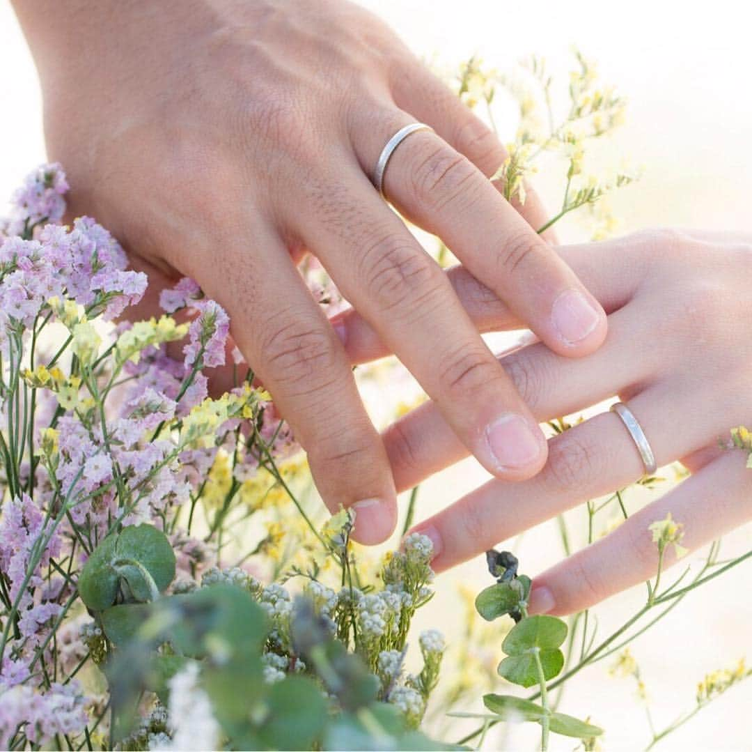 岸本セシルさんのインスタグラム写真 - (岸本セシルInstagram)「🌼前撮りブーケ&結婚指輪のおはなし🌼  植物も大好きな旦那と私。 前撮りブーケは  @marimariamonday  でオーダーしました💐  仲良しの @kazumismile  さん から紹介してもらったmariaさん💛 私の曖昧なイメージを伝えて 作ってもらったのだけど 私をイメージしてくれてグリーンの中にも 鮮やかでカラフルなブーケに仕上がっていて 海でも映えてとーっても気に入った😍🧡 旦那のブートニアも素敵だったー💛 本当にありがとうございました✨  そして、結婚指輪💍 旦那と私がとってもお世話になっている 沖縄な友人がやっているジュエリーブランド  @vivon_jp  @vivonman  です💎 オリジナルでオーダーしました✨✨ 表側はプラチナでマット加工、内側はグリーンゴールドのツヤ加工。ゴールドが濃くみえるグリーンゴールドにしたんだよ！ 一粒キラリ🌟 旦那からのメッセージも内側に入れてもらっていて本当に大切なリングです。 ありがとうー☺️✨✨ #前撮りブーケと結婚指輪のおはなし #weddingbouquet #weddingrings #食べ悪阻真っ最中でムチムチなのは見逃してくれ」10月24日 22時15分 - cecil_lu