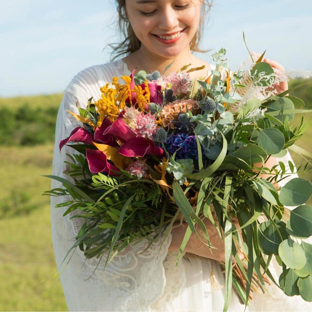 岸本セシルさんのインスタグラム写真 - (岸本セシルInstagram)「🌼前撮りブーケ&結婚指輪のおはなし🌼  植物も大好きな旦那と私。 前撮りブーケは  @marimariamonday  でオーダーしました💐  仲良しの @kazumismile  さん から紹介してもらったmariaさん💛 私の曖昧なイメージを伝えて 作ってもらったのだけど 私をイメージしてくれてグリーンの中にも 鮮やかでカラフルなブーケに仕上がっていて 海でも映えてとーっても気に入った😍🧡 旦那のブートニアも素敵だったー💛 本当にありがとうございました✨  そして、結婚指輪💍 旦那と私がとってもお世話になっている 沖縄な友人がやっているジュエリーブランド  @vivon_jp  @vivonman  です💎 オリジナルでオーダーしました✨✨ 表側はプラチナでマット加工、内側はグリーンゴールドのツヤ加工。ゴールドが濃くみえるグリーンゴールドにしたんだよ！ 一粒キラリ🌟 旦那からのメッセージも内側に入れてもらっていて本当に大切なリングです。 ありがとうー☺️✨✨ #前撮りブーケと結婚指輪のおはなし #weddingbouquet #weddingrings #食べ悪阻真っ最中でムチムチなのは見逃してくれ」10月24日 22時15分 - cecil_lu