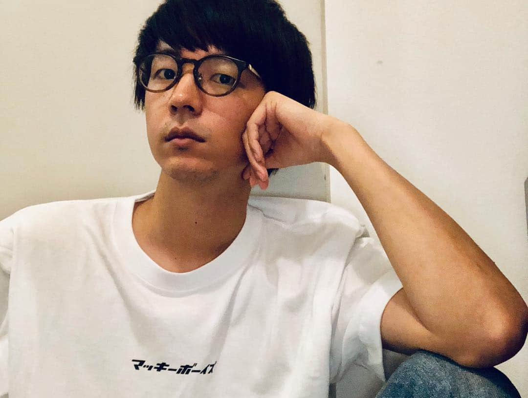 石井輝明さんのインスタグラム写真 - (石井輝明Instagram)「先日マッキーボーイズさん @mckieboys のTシャツをいただきました。 全部マッキーでデザインしてはるらしいです。 勝手にモデルとして宣伝。 かわいい。  #マッキーボーイズ #mckieboys #コマンダンテ石井 #自分でもTシャツとか作ろうかな #かわいいやつ #そういう時代でしょ」10月24日 22時22分 - comandanteishii