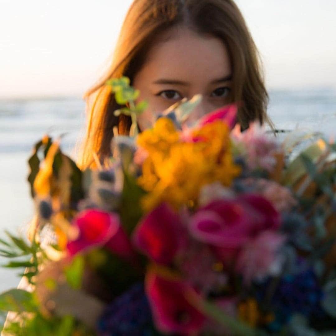 のインスタグラム：「🌼前撮りブーケ&結婚指輪のおはなし🌼  植物も大好きな旦那と私。 前撮りブーケは  @marimariamonday  でオーダーしました💐  仲良しの @kazumismile  さん から紹介してもらったmariaさん💛 私の曖昧なイメージを伝えて 作ってもらったのだけど 私をイメージしてくれてグリーンの中にも 鮮やかでカラフルなブーケに仕上がっていて 海でも映えてとーっても気に入った😍🧡 旦那のブートニアも素敵だったー💛 本当にありがとうございました✨  そして、結婚指輪💍 旦那と私がとってもお世話になっている 沖縄な友人がやっているジュエリーブランド  @vivon_jp  @vivonman  です💎 オリジナルでオーダーしました✨✨ 表側はプラチナでマット加工、内側はグリーンゴールドのツヤ加工。ゴールドが濃くみえるグリーンゴールドにしたんだよ！ 一粒キラリ🌟 旦那からのメッセージも内側に入れてもらっていて本当に大切なリングです。 ありがとうー☺️✨✨ #前撮りブーケと結婚指輪のおはなし #weddingbouquet #weddingrings #食べ悪阻真っ最中でムチムチなのは見逃してくれ」