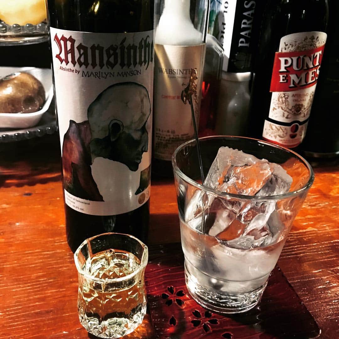 のインスタグラム：「MARILYN MANSONプロデュースのアブサン。度数66.6%… チェイサーに垂らしながら飲むというハードスタイルで。#absinthe #marilynmanson」