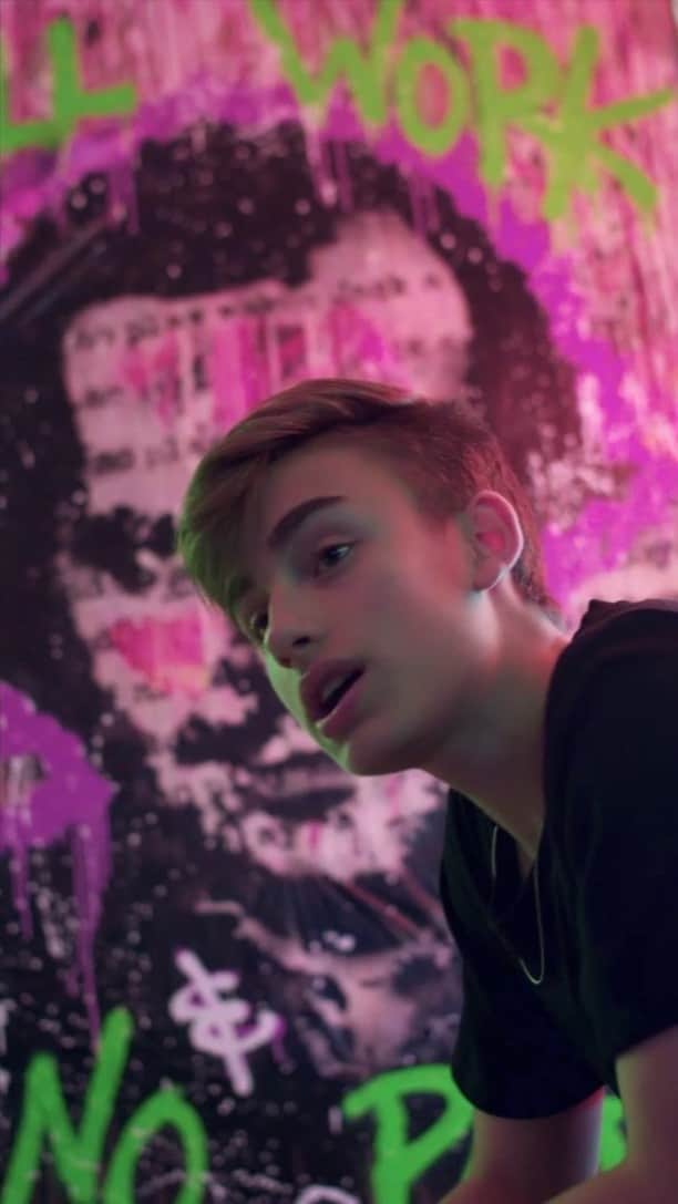 ジョニー・オーランドのインスタグラム：「Watch the music video on youtube now! 😊」