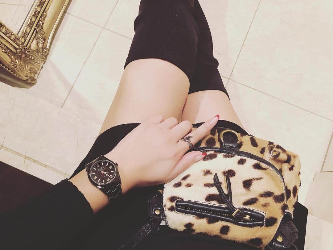 桃華絵里さんのインスタグラム写真 - (桃華絵里Instagram)「🐆🖤 ＊ ・ 近頃  好きな組み合わせ❤︎ ・ ・ #ootd #fashion #love  #leopard #black  #jeromedreyfuss  #rolex #anelatokyo  #ブラックコーデ  #🐆 #🖤🖤🖤」10月25日 13時49分 - _momoka828_
