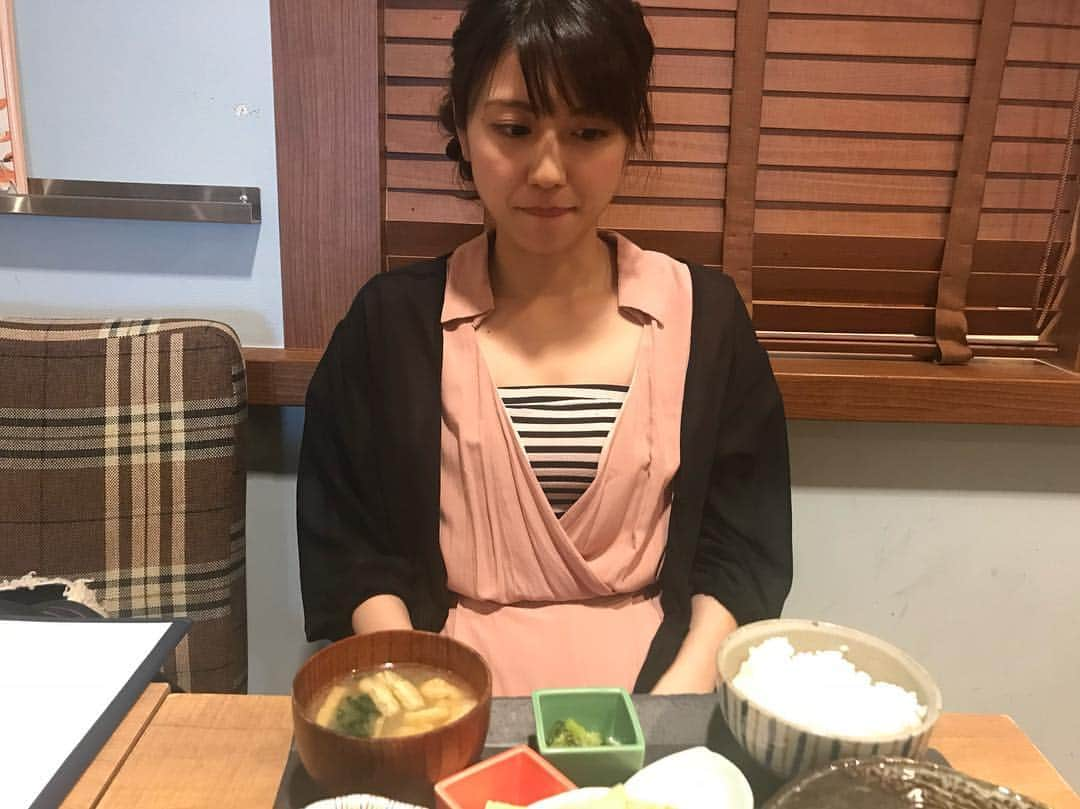 西村まどかさんのインスタグラム写真 - (西村まどかInstagram)「やっぱり食いしん坊なまどかが一番愛らしくていいですね😙🍚🍴 たくさん食べて大きくなーれ👍 #西村まどか #第二次成長期 #私の料理が来るまで待ってくれる優しい少女 #でも、我慢できず食べたそうな顔をめちゃくちゃする #料理が揃った瞬間の嬉しそうな顔 #わんぱく少女か #食いしん坊シリーズ」10月25日 13時12分 - madoka_nsmr_staff