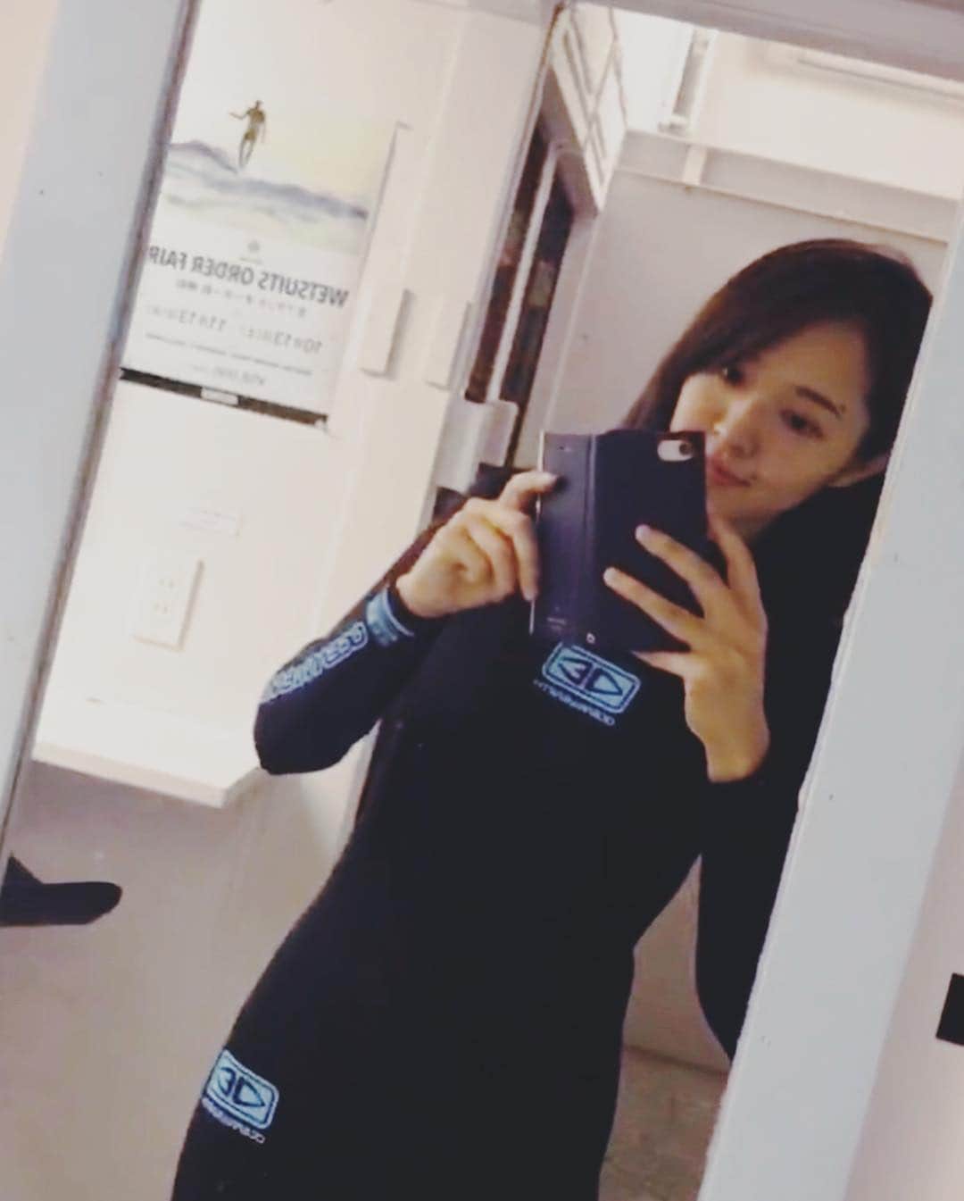 阿部智帆のインスタグラム：「Surf time🏄‍♀️ へたっぴだけど楽しい☺︎❤︎ 練習がんばろ‼︎ . 今日は注目のドラフト会議⚾︎‼︎ 帰ってcheckします🤓✏️ . #surfing#surf#surftime #shonan  #サーフィン#湘南#🏄‍♀️ #ウェットスーツ #朝活#海活#いい天気#☀️ #海が好き  #空が好き」
