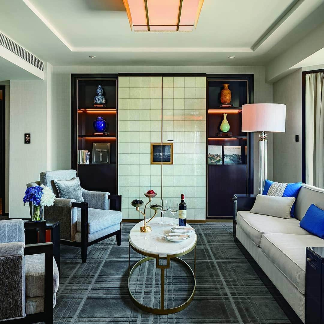 のインスタグラム：「Your home away from home awaits at @thepeninsulabeijing. A glass of red wine doesn’t hurt either.」