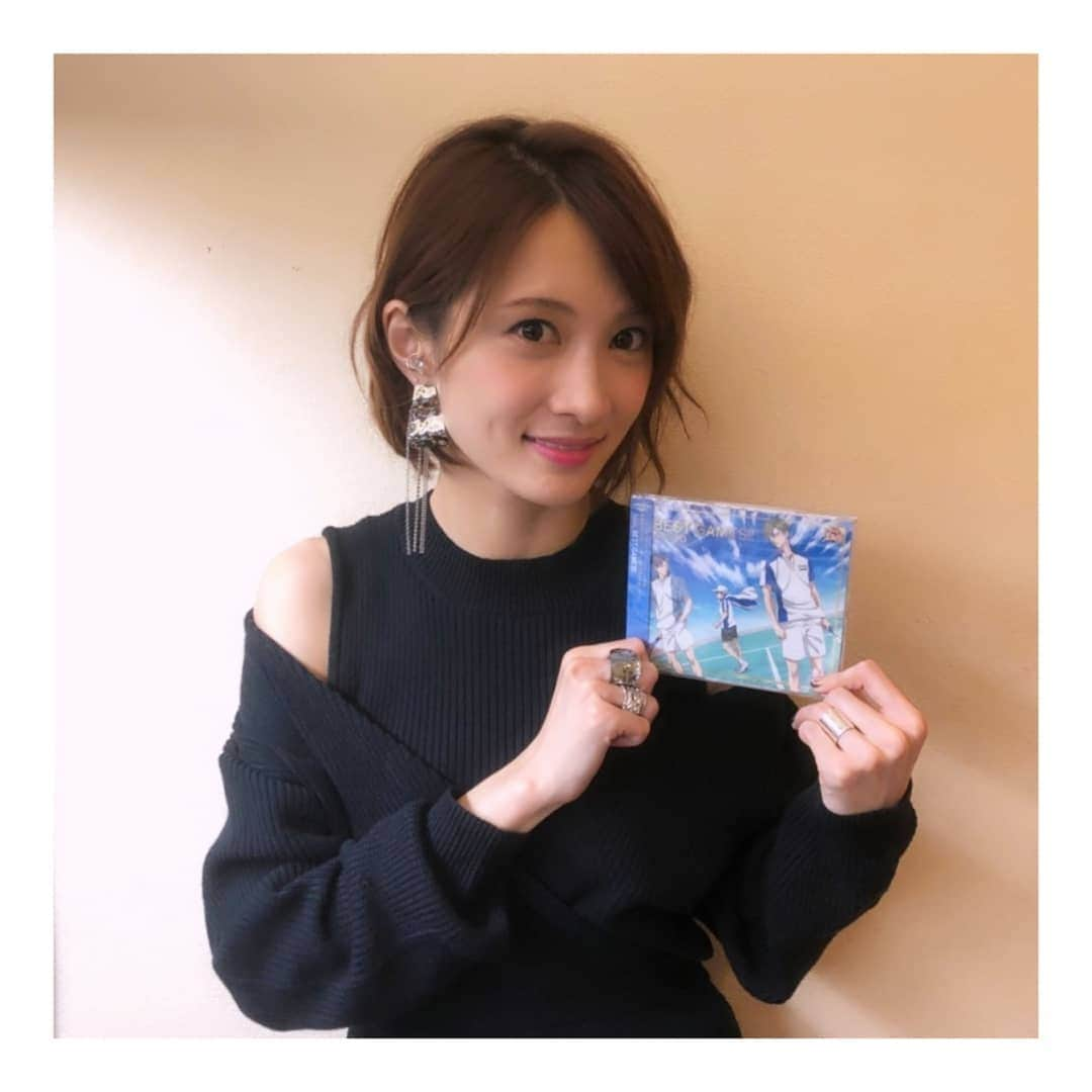 AYASAさんのインスタグラム写真 - (AYASAInstagram)「Instagramにアップするのが1日遅れてしまいましたが💦 10月24日に OVA「テニスの王子様 BEST GAMES!! 手塚 VS 跡部」 主題曲『BEST GAMES!!』 リリースさせていただきました💿✨✨ ・ アニヲタになって早十数年...まさか自分がアニメの、しかもテニプリの主題曲を担当させていただける日がくるなんて😢💓 しかもしかもテニプリといえば自分が中学生時代第一次ヲタフィーバーしてるときの大人気作品✨✨✨ 本当に幸せです❤️ 感謝しかありません( ´•̥̥̥ω•̥̥̥`)❤️ ・ 主題曲はもちろん、手塚先輩と跡部様のソロ曲もカバーさせていただいております👑 お二人のイケボ...失礼。お声ではないですが、少しでも原曲のかっこよさをお届けできたらという願い...というか最早念(笑)を込めて弾かせていただいたので、こちらも楽しんで聴いていただけたら喜びます(*´ω`*) ・ もちろん『BEST GAMES!!』もねっっ☀️🎾 ちなみに『BEST GAMES!!』には音源ver.ならではの必聴ポイントもありますよ😎💓 (引き続き配信もしております🎶) これからもライブで沢山弾いていきますゆえ、今まで以上に✨一緒に全力で楽しみましょう😆😆😆 ・ ゲットしたよ報告、感想もお待ちしております💛💚 ・ ・ #テニスの王子様  #新テニスの王子様  #テニプリ #tenipuri  #bestgames  #neversurrender  #crosswithyou  #越前リョーマ  #手塚国光  #跡部景吾  #リリースしました ☀️🎾」10月25日 8時06分 - ayasa_doya