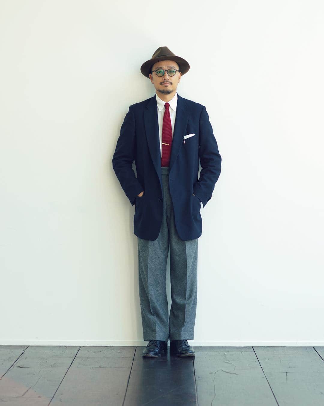 長山一樹のインスタグラム：「おはようございます。ニットタイはフォーマルすぎずカジュアルすぎず何にも合わせやすいので唯一カラバリで購入するアイテムです★ #現場とスーツ」