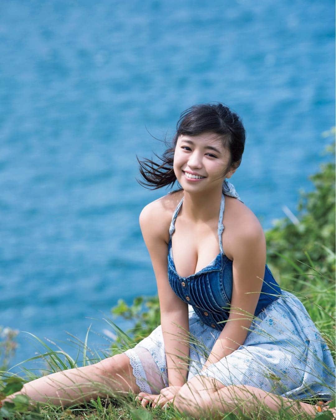 週刊少年マガジンのインスタグラム：「#SNS #限定 #レアショット  #大原優乃 さんが、「週刊少年マガジン」47号（10/24発売）に登場！ 前回グラビアでの大反響をうけて、２回目の登場で表紙に！  撮影／佐藤佑一 スタイリスト／KAN ヘアメイク／青山佑綺子 デザイン／松本麻実（GROSVENOR design）」