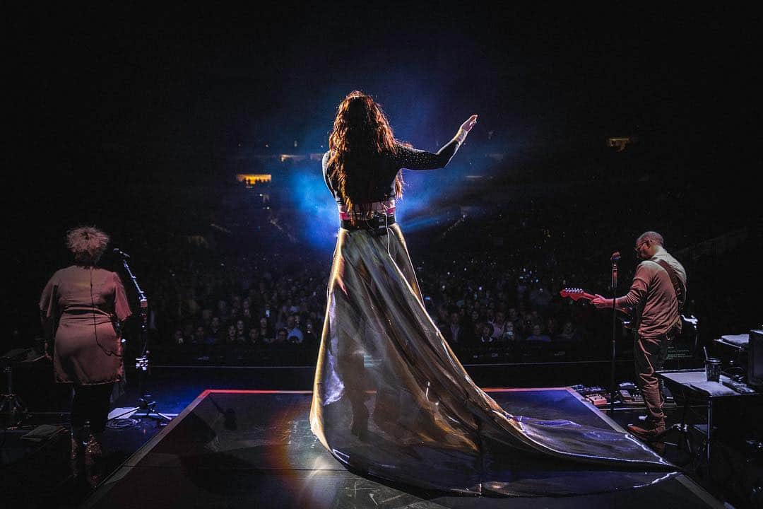 イディナ・メンゼルさんのインスタグラム写真 - (イディナ・メンゼルInstagram)「Thank you Dallas, I love you! Xo」10月25日 11時43分 - idinamenzel