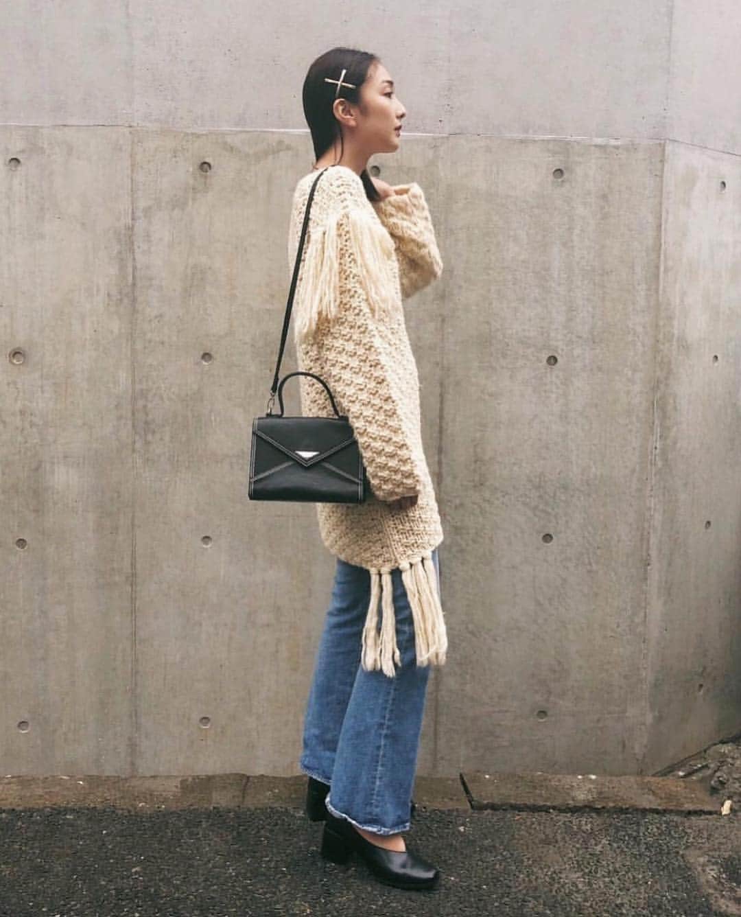 MOUSSY SNAPさんのインスタグラム写真 - (MOUSSY SNAPInstagram)「#MOUSSYSNAP LUMINE EST SHINJUKU STAFF/ルミネエスト新宿店スタッフ @marie_0905 /167cm ㅤㅤㅤㅤㅤㅤㅤㅤㅤㅤㅤㅤㅤ MVS FLARE(010BAA12-5450) #Iloveflarejeans #MOUSSYJEANS HAND KNITTED FRINGE ONE-PIECE(010BAS70-6120) CHUNK HEEL V PUMPS(010BAS52-5940) STITCH SHOULDER BAG(010BAH51-5900) BIG CROSS HAIR PIN(010BAS50-7320) ㅤㅤㅤㅤㅤㅤㅤㅤㅤㅤㅤㅤㅤ #MOUSSY #MVSJEANS」10月25日 11時55分 - moussysnap