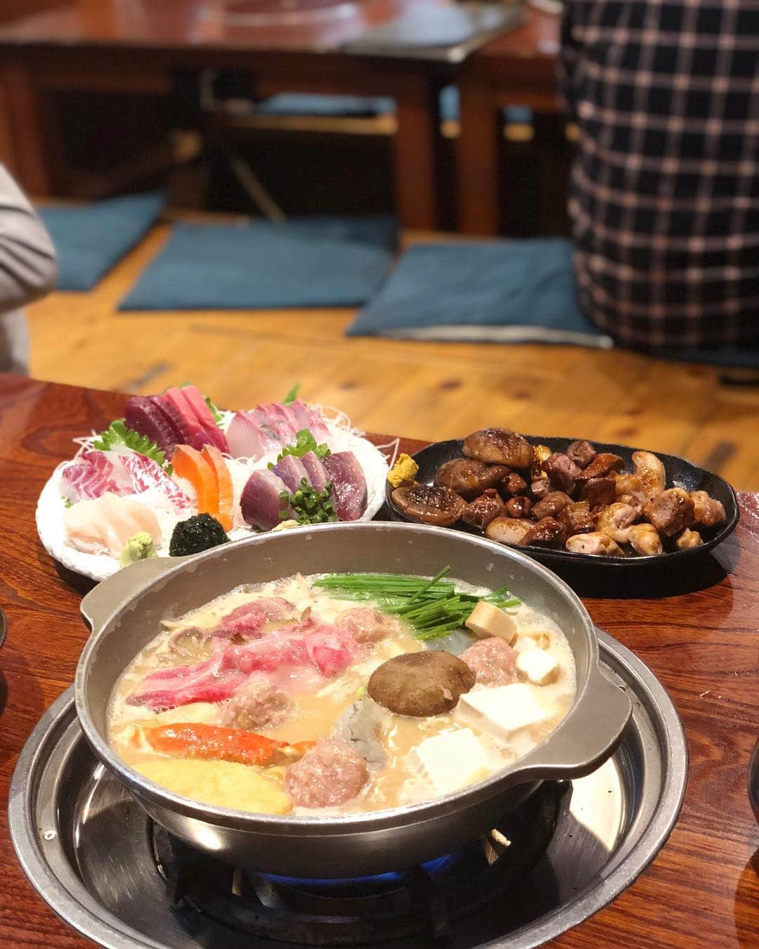 松阪ゆうきのインスタグラム：「昨日は、 今月で閉まってしまうらしい ちゃんこ屋さんに行ってきた。  みそちゃんこ 美味しかった💕  前に行った時に ちゃんこ屋さんなのに、 ちゃんこ食べなかったんですよねw  美味しいのに 閉店とは悲しいです。  こうしてまた 時代は回って行く。  #ちゃんこ西海  #ドスコイ酒場西海  #武蔵小山」
