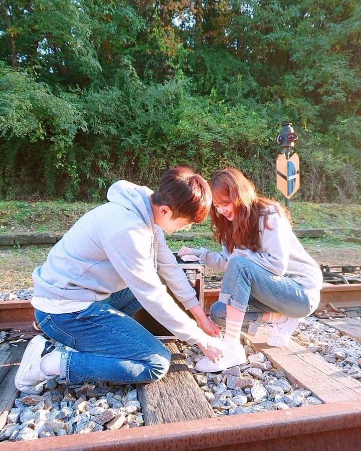 のインスタグラム：「. 추억의 #태양의후예 패러디 기찻길에 노을 너무 예쁨 칙칙폭폭🤩 너무 추워 콧구멍도 칙칙폭폭😤 뽀미랑 홍기랑🤗」