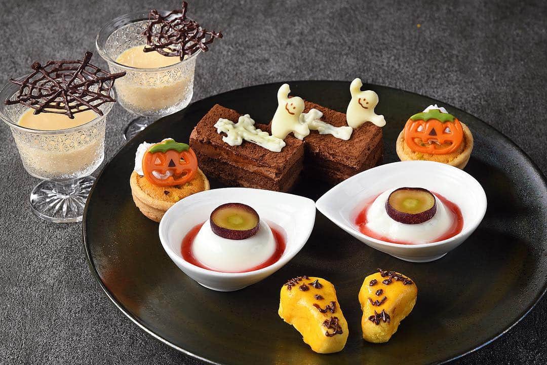 のインスタグラム：「今年のハロウィンの予定はお決まりですか？ ･ 今日のお料理の紹介は【ハロウィーンデザート】 ･ 新宿プリンスホテルでは 一夜限りのハロウィンディナーを開催します。 ･ 「ドキドキ・わくわく」をテーマに 店内装飾やフォトジェニックなスペシャル料理をお楽しみいただけます♪ ･ 2018.10.28(日)和風ダイニング&バー(風雅) ホテル最上階のレストランでお待ちしております！ ･ https://www.princehotels.co.jp/shinjuku/restaurant/contents/fuga/halloween_dinner/ ･ ･ #東京 #新宿 #歌舞伎町 #ホテル #新宿プリンスホテル  #ハロウィーン #ハロウィーンパーティー #ハロウィン #ハロウィン仕様 #ハロウィンパーティー #ハロウィンスイーツ #ハロウィン限定 #風雅 #fuga #ディナー #dinner  #shinjuku #kabukicho #hotel  #shinjukuprincehotel #shinjukuprince #princehotels #tokyo #Japan #lovetotravel #TokyoHotel #instagood」