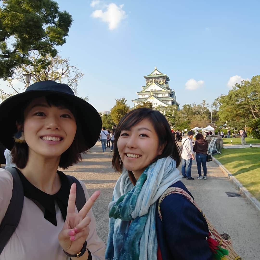 高橋真理恵さんのインスタグラム写真 - (高橋真理恵Instagram)「* 東京を拠点に、 お風呂と、旅のライターなどのお仕事をしている 大学時代からの友達。  先日とっても会いたくなって連絡したら、 タイミングばっちりだったらしく、  旅に組み込んで会いに来てくれた❤️* * 大阪城公園を観光して、 公園内のロードトレインに乗っていたら、 『すみません、今、移動中です』って 仕事の電話にメールで対応してた😂  たしかに移動中。 というか観光中？笑  愛しい。 ありがとう‼️ * #大阪城#大阪城公園#ロードトレイン#大阪観光#旅#たこせん#ありがとう#いい天気」10月25日 21時41分 - marie___takahashi