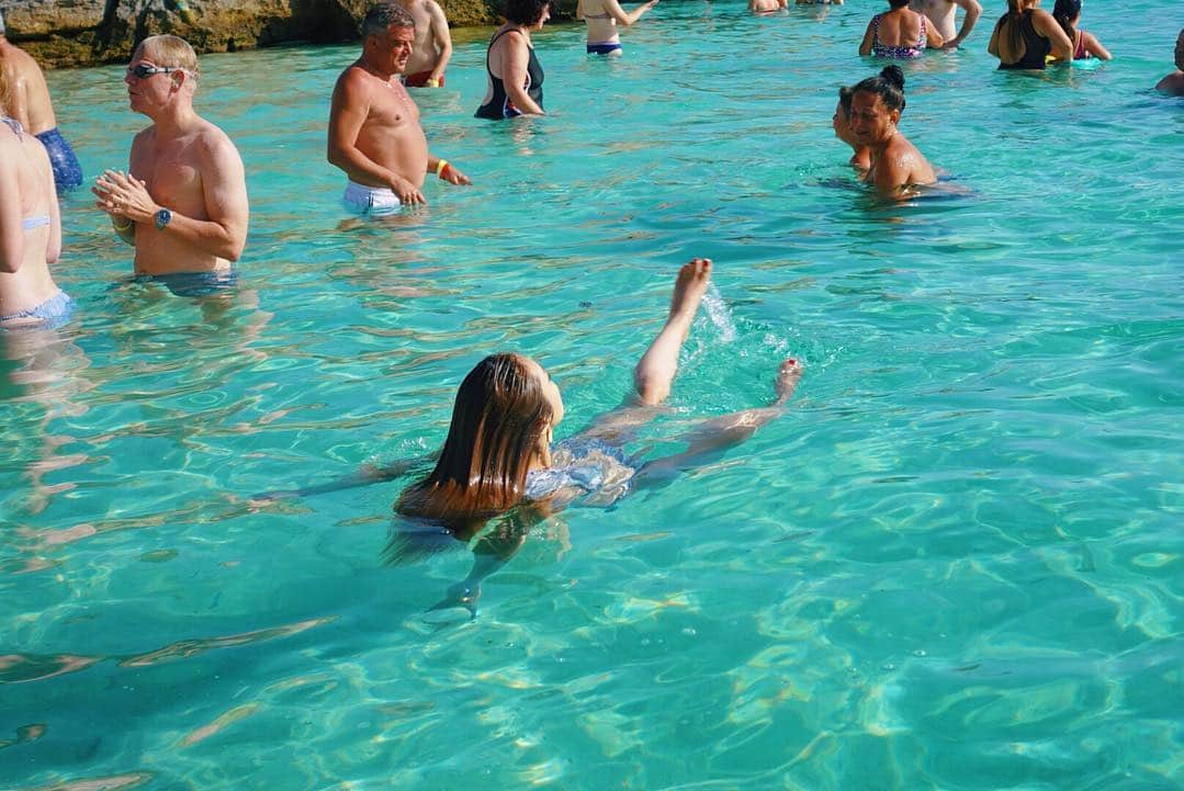 辰巳奈都子さんのインスタグラム写真 - (辰巳奈都子Instagram)「この時人生で初めて浮くことができた！ プールより海の方が塩分の濃度が高いから浮きやすいとか？←ほんと？ 私浮けない人なんです。 泳げないし。笑  しかし幸せな時間はそう長くは続かなかった…最後はやっぱりこうなる。  #it#italy#italia#e#pic#photo#travelphoto#travelphotos#trip#travel#traveller#tavelers##sony#sonyrx#tripadviser#notesbook#travelholic#traveler#travelgram#旅#旅行」10月25日 22時03分 - tatsumi_natsuko