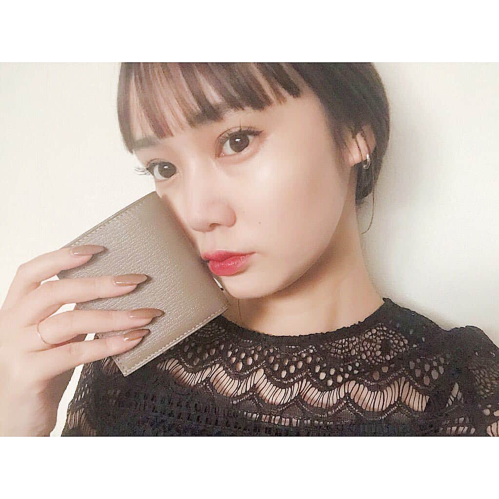 西本早希のインスタグラム：「・ 新しく ゲットした スナップタイプの  二つ折りミニウォレット☝️ ・ わたしの大好きなコンパクトサイズなのに  お札も折らずに入るし  カードも小銭に入れもある 優秀さ 👏🏻👏🏻 ・  カラーも 可愛くて 気に入ってます ♡ 他にも カラバリ たーくさんあったよ !! ・ larcobaleno #ラルコバレーノ ・  #イタリア #財布 #italia #wallet #purse  #ギフト #gift」