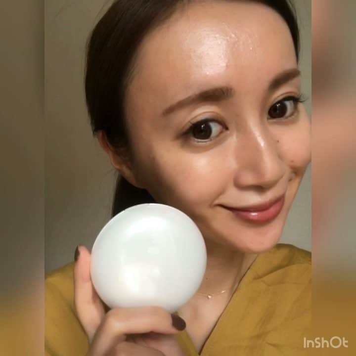 のインスタグラム：「★★ . . 秋冬用のファンデを探していて、話題のエリクシールのつや玉ファンデーションを使い始めてみました💎💫 お肌の上で伸ばす程潤いを感じるみずみずしい生感触タイプで、保湿をしつつ欲しかったつや玉もできるし 仕上がりはサラサラで崩れにくい😳👏👏 簡単に今っぽいツヤ肌が作れるようになったのでほんとよかった〜☺️🌈 ・ #ファンデーション #ファンデ #エリクシール #つや玉ファンデーション #つや玉 #PR #cosme #コスメ #ツヤ肌 #エリクシールシュペリエル #化粧品」