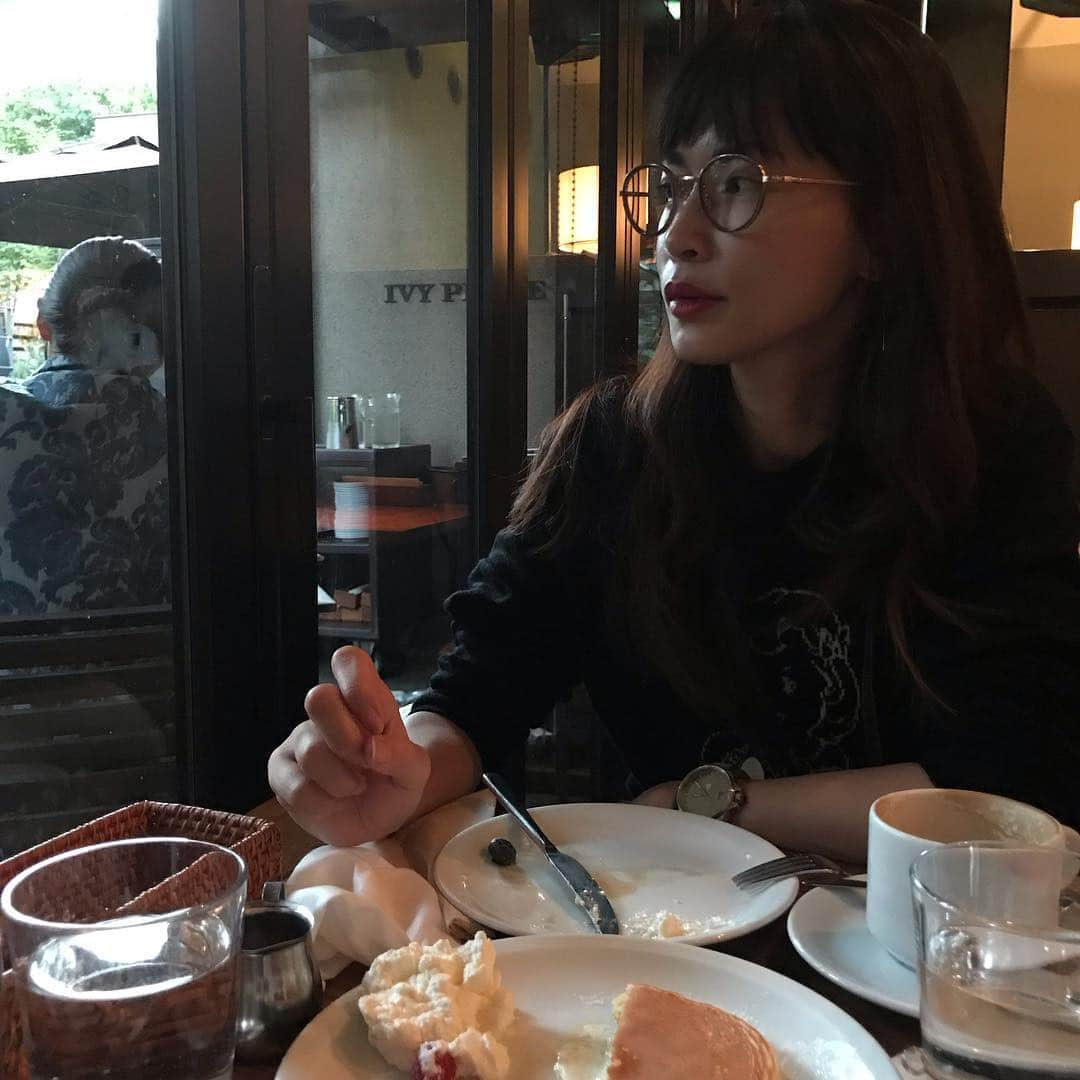 長谷川京子さんのインスタグラム写真 - (長谷川京子Instagram)「お昼を食べそこね、夕方に友人と、ちょっとつまむつもりで食べたパンケーキ🥞 まだまだ食べれるけど、夕飯はすぐだし、我慢😣」10月25日 22時31分 - kyoko.hasegawa.722