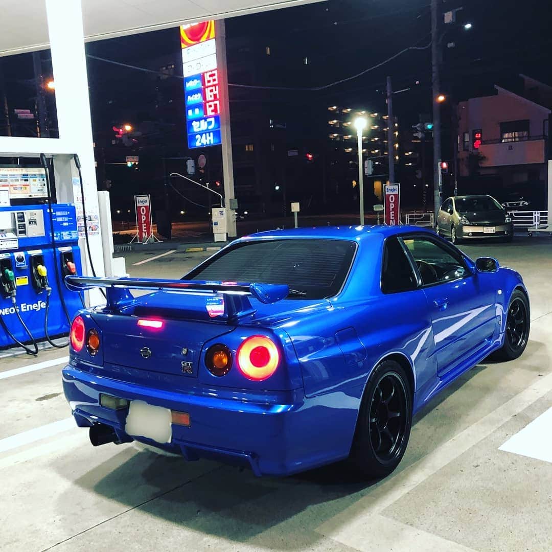 金原弘光のインスタグラム：「ヒロタ商会でコーティングをしました。 むちゃくちゃキレイで大満足‼ #gtr34  #コーティング #bnr34」