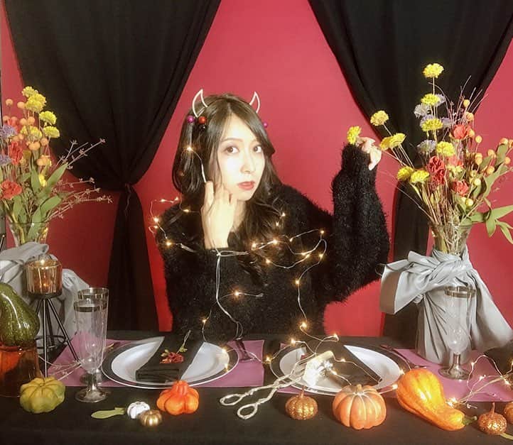 のインスタグラム：「こんばんは🌝 #dhccs dhcコミュニケーションスペースでハロウィーン撮影🎃 - クオリティ高くないですか？なんとここ無料でブース撮影できちゃうんです😳 - かわいいセットと小道具が揃ってて気づいたら何時間も撮影してました😂💓 その他にもコテやメイク道具、雑誌なども無料で利用できちゃうのでとってもオススメ！💄 - 渋谷にお出かけした時にふらっと、なんならもうDHCコミュニケーションスペースへ遊びに渋谷へお出かけしちゃいましょ👗👛 - 最後のweb投票日です！皆様最後に清き1票をお願い致します！🙏💓 - #桜美林#ミスコン#ミスミスター#ファイナリスト#ミスコンテスト#石橋実久#ハロウィン#ハロウィーン#リゼ#リゼクリニック#20181025#dhc#dhccs#dhcyouth#youth#beautiy#camera#photo#photography#portrait#portraitphotography#girl#model#follow#like#halloween#instagram#happyhalloween#trickortreat#october」