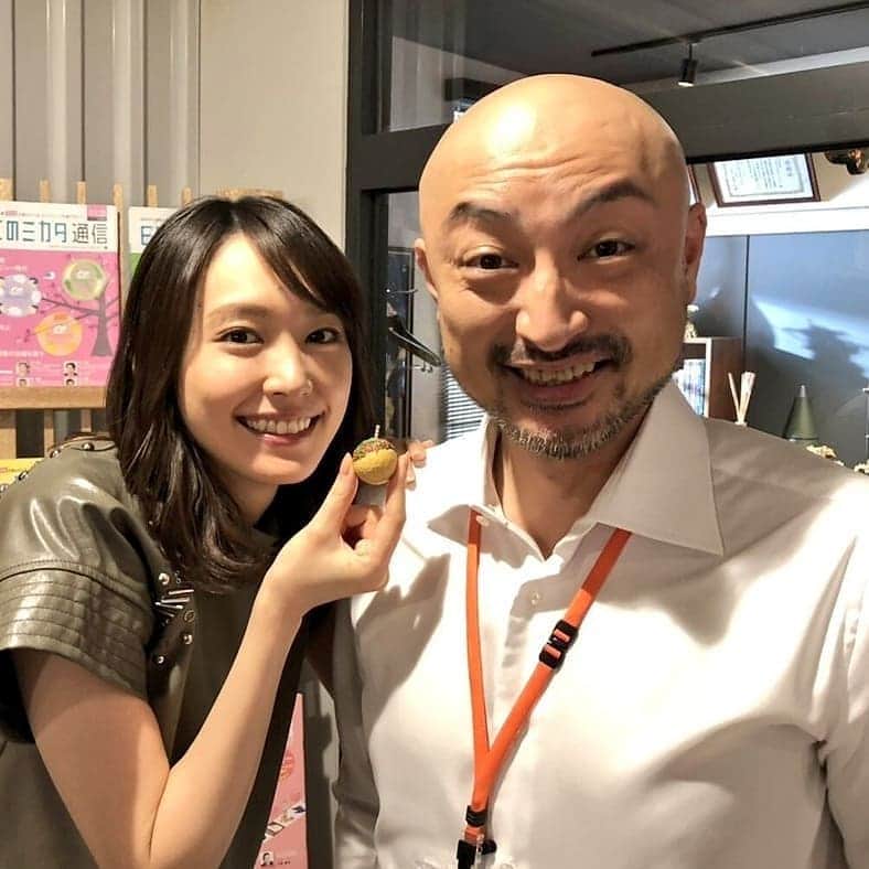 日本テレビ「獣になれない私たち」のインスタグラム：「オフでは仲良しな2人🍒  #新垣結衣 #山内圭哉  #深海晶  #九十九社長 #ツクモクリエイトジャパン #レアなツーショット #ガッキーが持っているのはたこ焼き #実はマグネット #あれ…似てるぞ #獣になれない私たち #けもなれ」