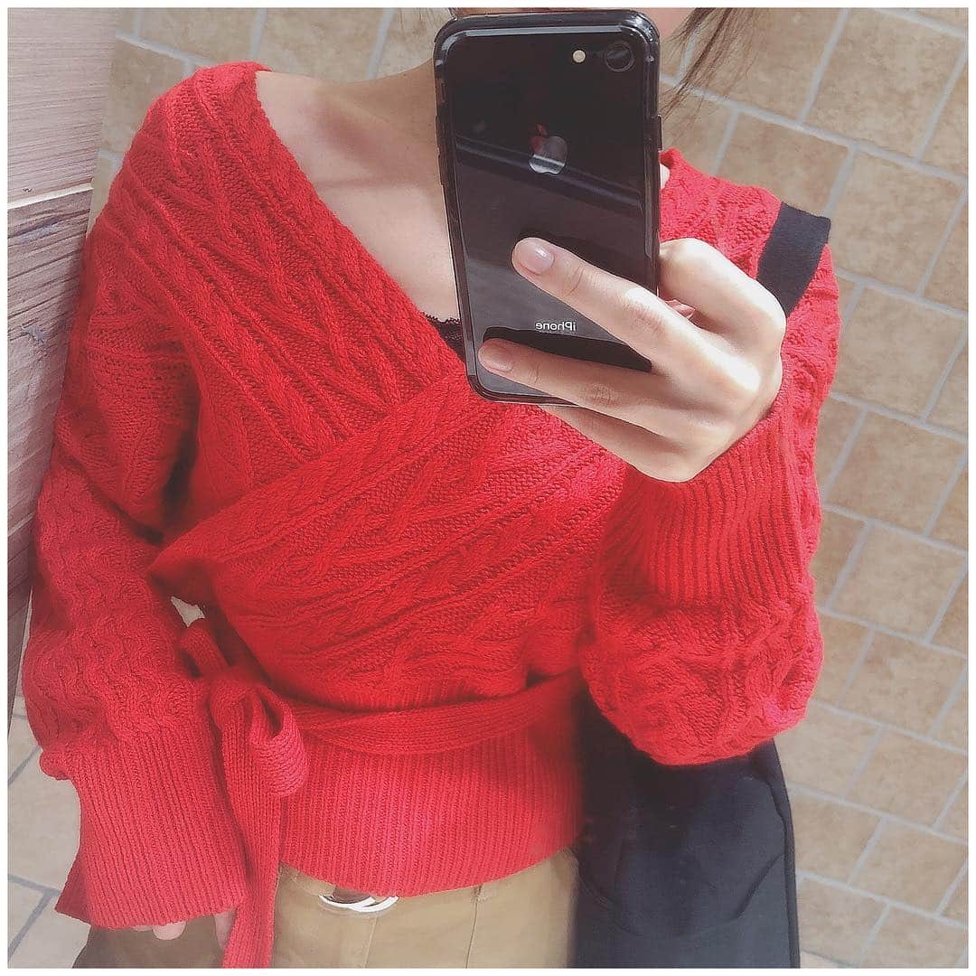 伊藤梨沙子さんのインスタグラム写真 - (伊藤梨沙子Instagram)「真っ赤のニット購入。 クリスマス感🎅🎄 はやいか！ 最近どんどん冷えてきたので皆さんも身体にお気をつけてくださいませ〜！ @adira_tokyo」10月25日 14時50分 - ito_risako
