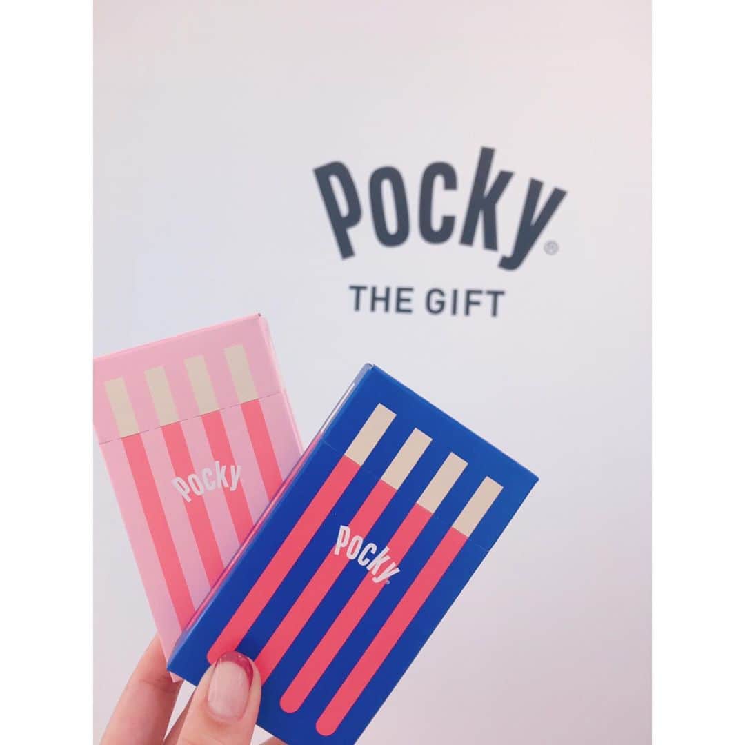 大久保涼香さんのインスタグラム写真 - (大久保涼香Instagram)「思わず買ってしまった❤︎ ********* #pocky #gift #pockythegift #6types #colorful #messagecard #loveone #japanesesnack #tokyo #japan  #ポッキー #全6種類 #手のひらサイズ #メッセージカードももらえる #私はグレープとベリーを買ってみた #期間限定販売らしい #ギフトボックスもあるよ」10月25日 15時32分 - sayaka_okubo