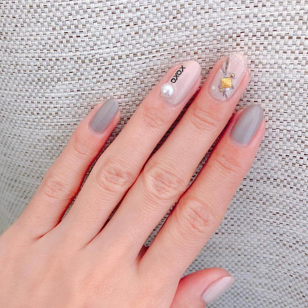 NAIL HOLICさんのインスタグラム写真 - (NAIL HOLICInstagram)「⠀ 今回は公式アンバサダー @taki.nail さまの投稿をRepostさせていただきます！ ⠀ ⠀ ネイルホリックを使ったパールネイル✨⠀ 落ち着いた色合いとパールがマッチしていてとても上品ですね♪⠀ 親指と中指のラインに使用している【GD083】【WT080】はネイルアートを楽しめる極細筆！ 繊細なデザインも自由自在、是非チャレンジしてみてください☆⠀ ⠀ #nailholic #nailholic_kose #ネイルホリック #セルフネイル #プチプラネイル #selfnails #nailart #repost ⠀ ・・・⠀ . 初めて使ったネイホリの #GY007 と #BE312 どちらも偏光パールな感じで とっても良い色( ˊᵕˋ* )♡ . BE312よりもGY007のが塗りやすかったなぁ！ . 中指はプラネットネイルのキラキラを 使っております\(´ω` )/♡︎ 特にテーマはありません。笑 . でも中指の斜めラインより 親指の縦ラインのが好きだったなー 次は縦に統一しよう！ww . . 使用ポリ #ネイルホリック #GY007  #BE312 #GD083 #WT080 #BR309 #プラネットネイル . . #セルフネイル#セルフネイル部#ロカリネイル#ネイルサークル#nailholic_kose#オフィスネイル#簡単ネイル#プチプラネイル」10月25日 17時00分 - nailholic_kose