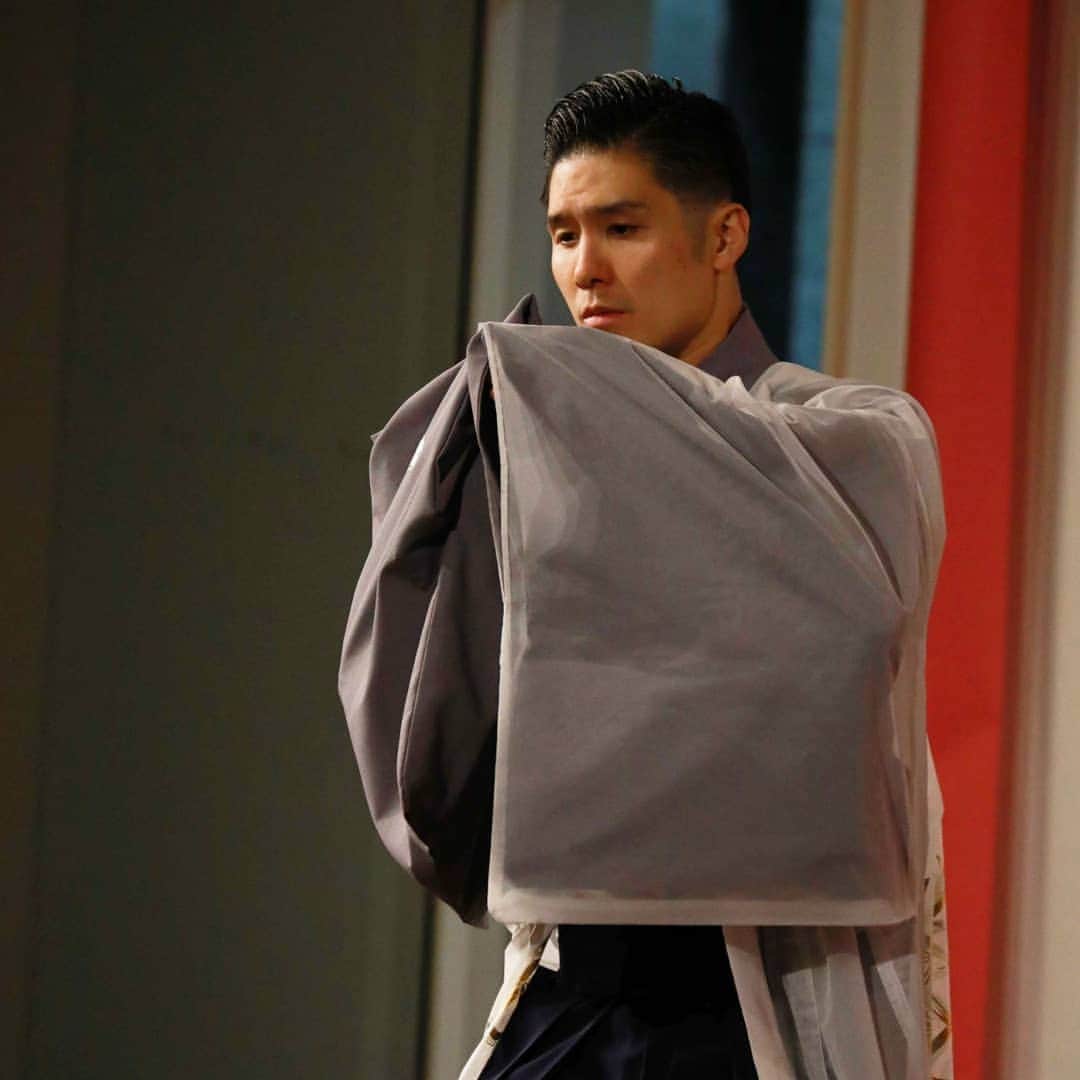 梅川壱ノ介（舞踊家）のインスタグラム：「. .だんだんと秋を感じる季節になってきましたね。 . .秋の色種の、一場面。 . . . #梅川壱ノ介 #秋の色種 #日本舞踊」