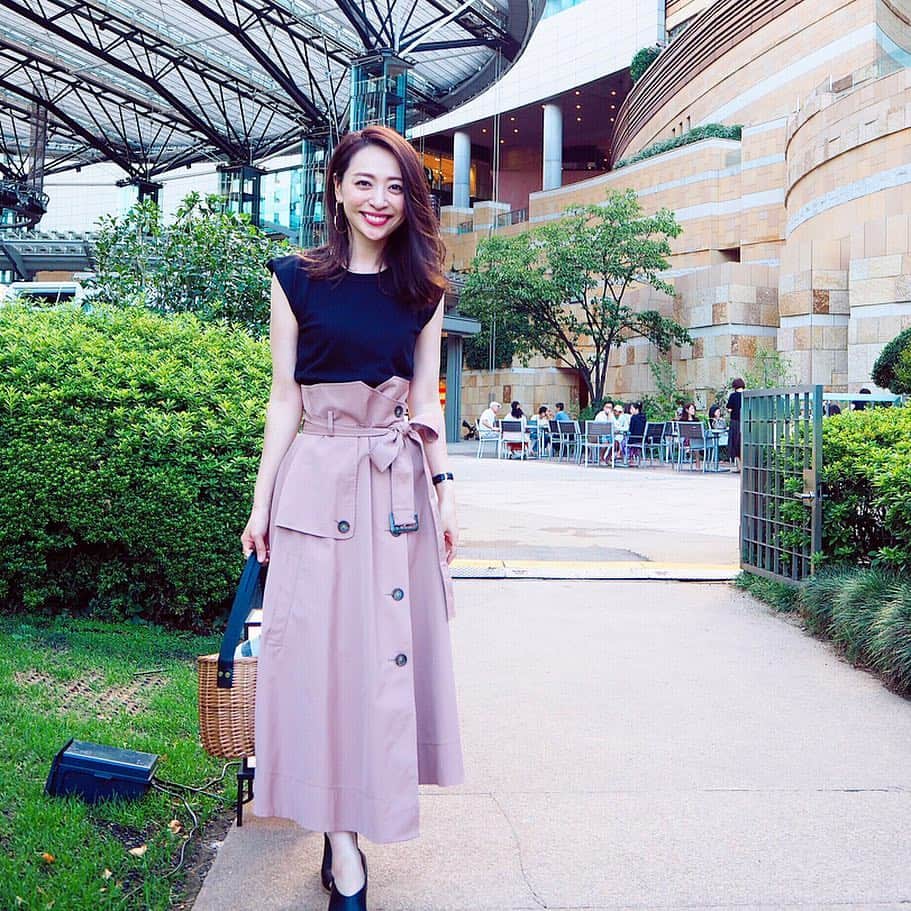 磯部奈央さんのインスタグラム写真 - (磯部奈央Instagram)「Coordinate☺︎❤︎ . 六本木ヒルズにて❤︎ いつかのコーディネートです☺️ . #tops …#fifth #skirt …#snidel  #bag …#UNBILLION #shoes …#danielwellington . . . . #coordinate #style #ootd #instagood #instafashion #コーデ #シンプルコーデ #ファッション #コーディネート #fashion #outfit #トレンチスカート」10月25日 17時57分 - nao_isobe729