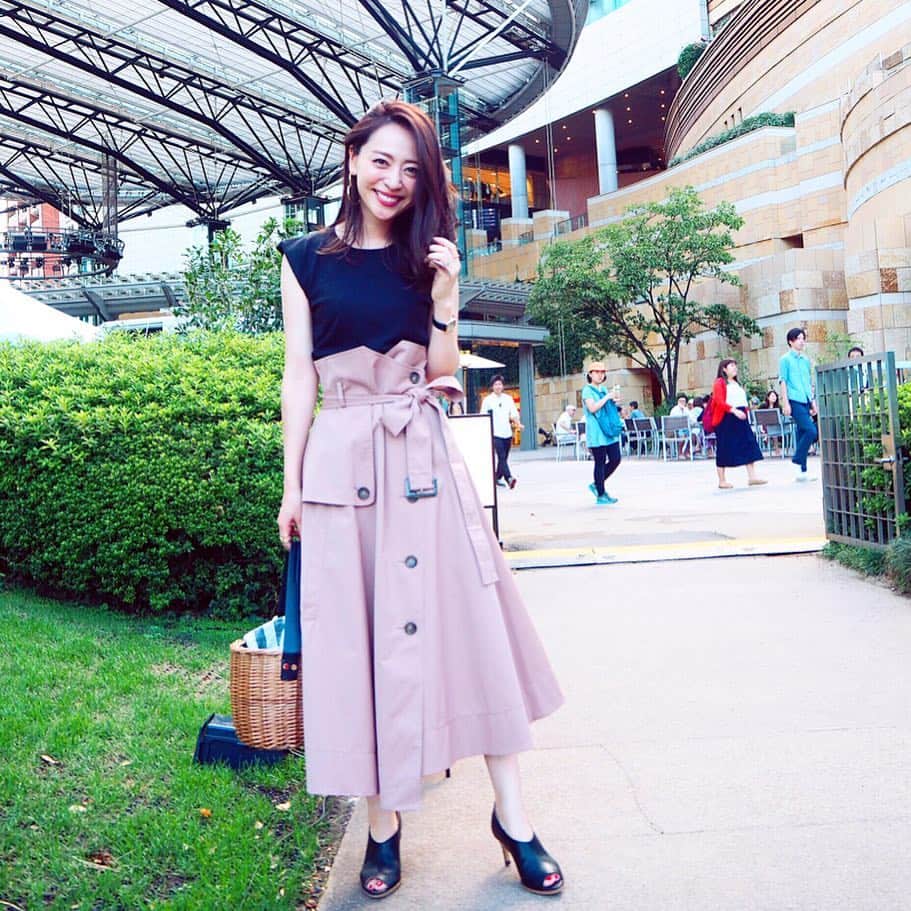 磯部奈央さんのインスタグラム写真 - (磯部奈央Instagram)「Coordinate☺︎❤︎ . 六本木ヒルズにて❤︎ いつかのコーディネートです☺️ . #tops …#fifth #skirt …#snidel  #bag …#UNBILLION #shoes …#danielwellington . . . . #coordinate #style #ootd #instagood #instafashion #コーデ #シンプルコーデ #ファッション #コーディネート #fashion #outfit #トレンチスカート」10月25日 17時57分 - nao_isobe729
