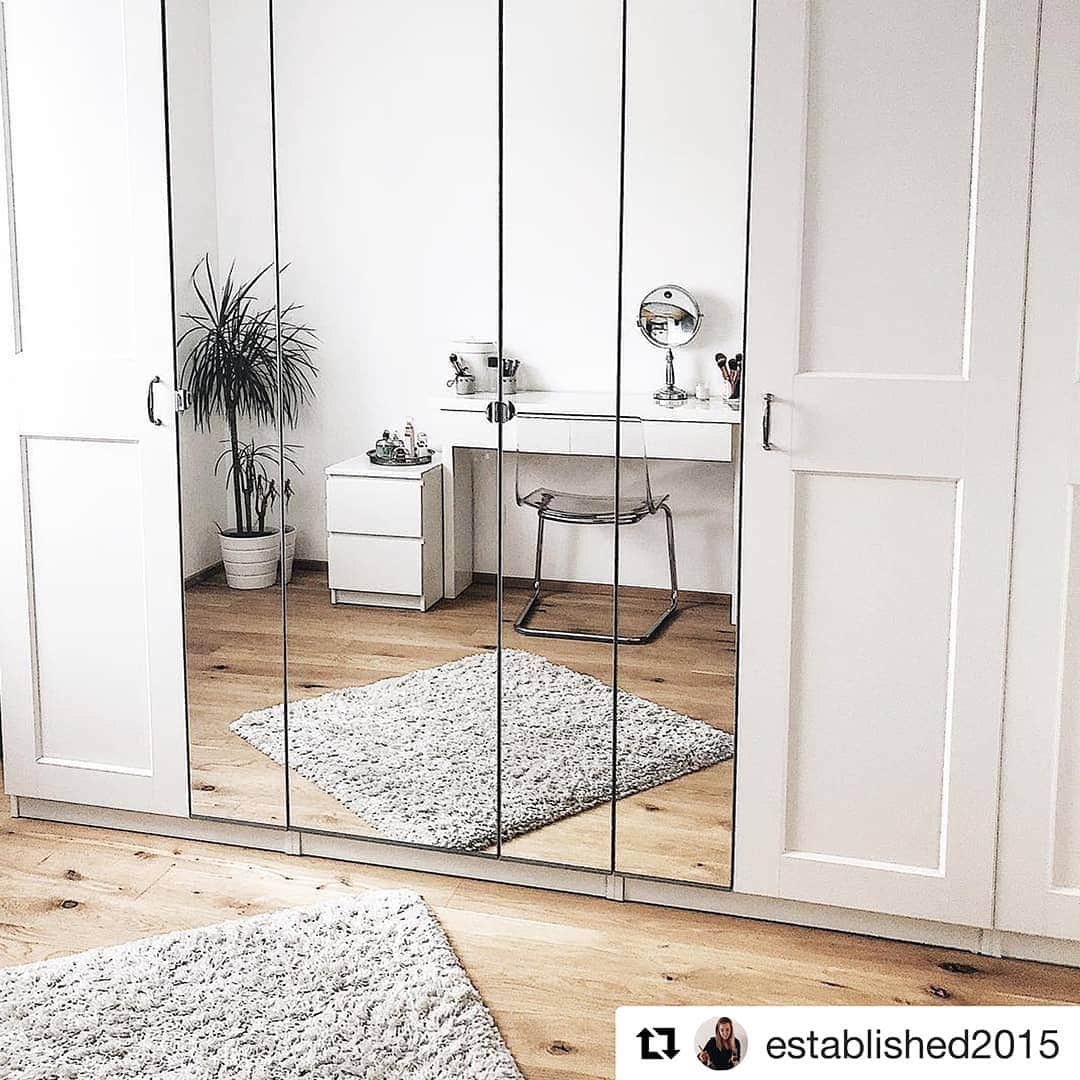 IKEA Austriaさんのインスタグラム写真 - (IKEA AustriaInstagram)「Spieglein, Spieglein in meinem PAX — ach wie schön, dass du mir bietest so viel Platz! 🤗 Auch @established2015 hat bereits ihre individuelle PAX Lösung gefunden. 🙌🏻 #IKEAat #Regram // GRIMO Tür mit Scharnier, weiß € 60,-」10月25日 18時13分 - ikeaaustria