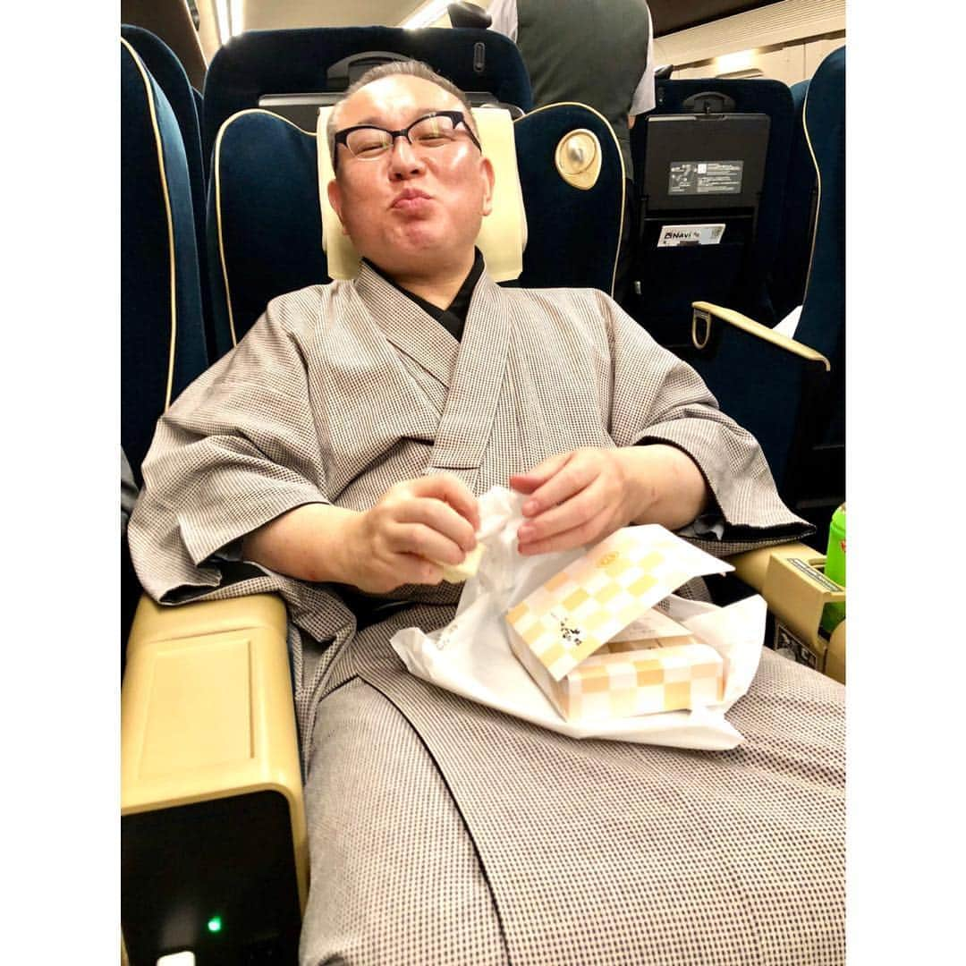 黒田知永子さんのインスタグラム写真 - (黒田知永子Instagram)「金沢の旅も終わり。なんやかんや、ずっと食べて笑ってる。間違いなくシワ増量😵 はこちゃんは「今日は太ってるからダメ〜〜」だそうです(๑˃̵ᴗ˂̵) 今日は、、、⁉️ #金沢 #kanazawa  #岩下尚史  #はこちゃん #徳田郁子 #佐伯敦子 @yunahica  #黒田知永子  #chiekokuroda」10月25日 18時16分 - kuroda_chieko