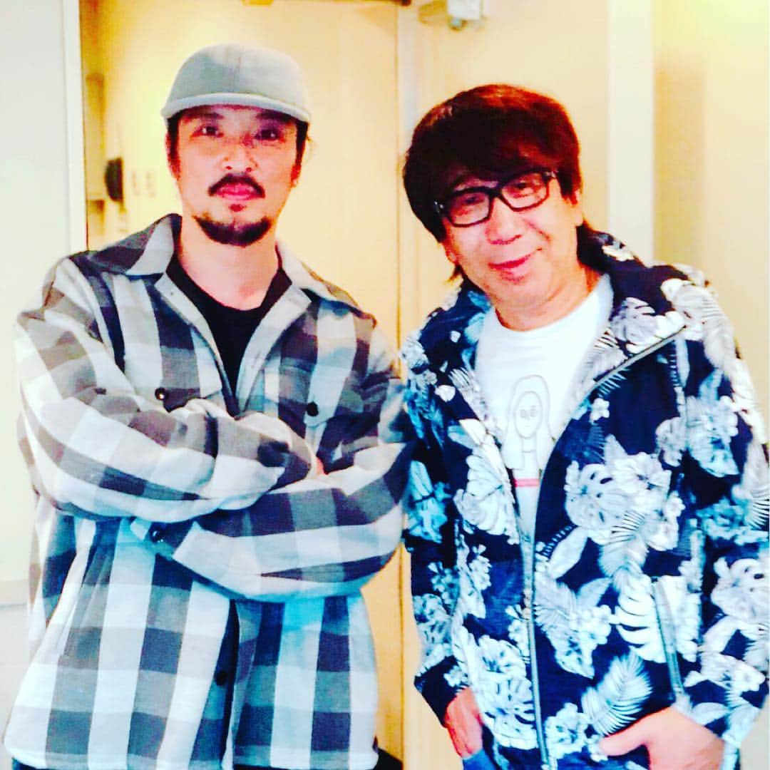 木根尚登のインスタグラム：「先月、木根尚登のライブを観に来てくださった、湘南乃風・若旦那さんのラジオに出演しました。「最近仲良しの若旦那のラジオ、楽しかった！来年一緒にライブやりたいねという話で盛り上がりました。できたらいいな。あっ、そういえば幼馴染みにバースデーメッセージしたよ」 #今届くよ僕だけにMESSaGE」