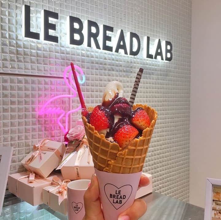 charmmy_officialのインスタグラム：「. 🍴 #gourmet #cafe @ LE BREAD LAB (池袋/町田/新百合ヶ丘店) photo by @akikuramochi0922 . . 韓国でも大人気😘💓 "美味しくて可愛い"がテーマの スイーツが日本で食べれられる💓 . ソフトクリームのほかにも かわいいひとくちサイズのオムレットも大人気です🍓 . ೫┈┈┈┈┈┈┈┈┈┈┈┈┈೫ charmmy公式インスタグラムで ご紹介させていただくお写真を募集中📸 . 皆様のお気に入りの1枚に #チャーミースナップ をつけて投稿してくださいね☺️ . ※写真利用にまつまる利用規約はTOPページのリンクよりご確認ください♪ ೫┈┈┈┈┈┈┈┈┈┈┈┈┈೫ . #gourmet #harajuku #cafe #instagood #instacake #町田スイーツ #池袋スイーツ #新百合ヶ丘店スイーツ #カフェ巡り好きな人と繋がりたい #インスタ映え #カフェ好き #カフェめぐり #カフェスタグラム #カフェ部 #スイーツ #スイーツ女子 #スイーツ部 #オムレット #ソフトクリーム #いちご」
