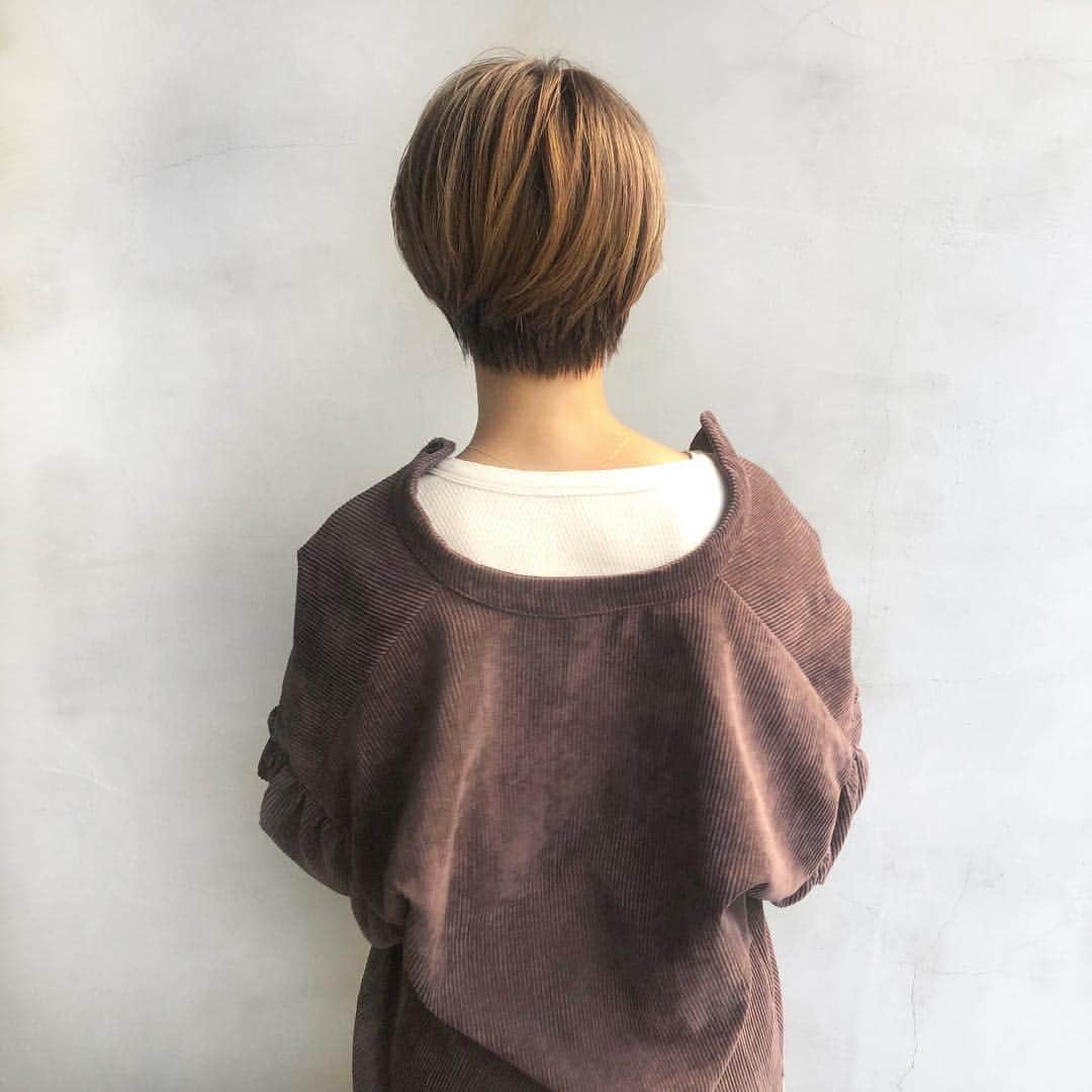 石田一帆さんのインスタグラム写真 - (石田一帆Instagram)「. hair cut ✂︎ . CIECA.の @cieca.noguchi 先生が 本日もいい感じにカットしてくれました☺️ (サイドバックの写真載せました📷) . そろそろストレートに飽きてきて 前髪巻いたり楽しみたい時がやってきたので やりやすいヘアスタイルにしてくれました🍊 . 次にやるちょこっとイメチェンスタイルを 野口さんが考えてくれてるみたいなので このヘア楽しんだら次はイメチェンかな。。😏？ . 石田ショートをオーダーしてくださる方が たくさんいらっしゃるみたいで嬉しい限り🙇‍♀️ 野口さんいつもありがとうございます🌿 . #cieca#haircut#hairsalon#beauty#omotesando#fashion#ootd#coordinate#casual#mystyle#ヘアカット#ショートヘア#ショート#美容メンテナンス#美容#表参道」10月25日 19時57分 - ishidakazuho