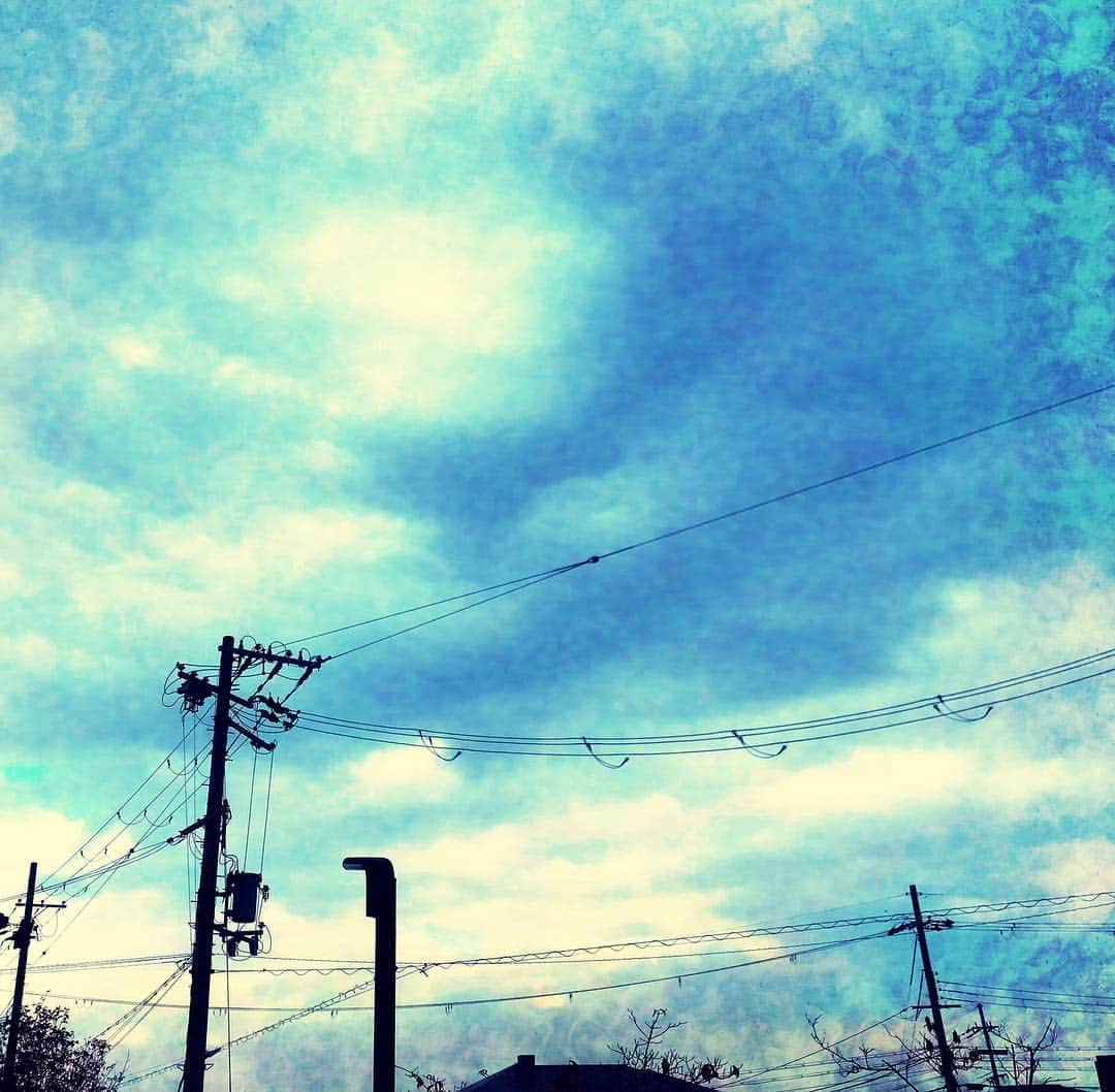 njun tamahkiのインスタグラム：「昨日の曇り空  ノスタルジック #電柱写真クラブ  #wwwdc #cloudoholic #nostalgia」