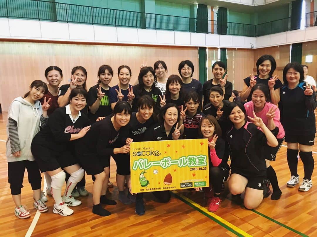 のインスタグラム：「. ママさん達とバレーボール🏐in高槻 . スーパーsatakeさん(佐竹さん)が全面協力して頂き楽しい触れ合いバレーボール教室が出来ました😆 . よくあるトイレ🚺のスリッパ履いて出る事件が今日も起きました🤣 . #スーパー佐竹  #スーパーsatake #業務スーパー #バレーボール #ママさんバレーボール  #モルテン  #カラーボール  #トイレのスリッパ履いてでてくる」