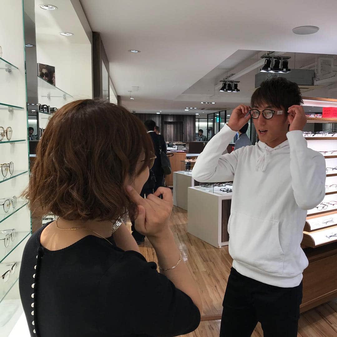 川井歩さんのインスタグラム写真 - (川井歩Instagram)「今日は、メガネの田中さんでメガネを選ばせて頂きました。本店には沢山のメガネがあり、自分に合うメガネ、自分らしさを表現できるメガネを選ぶのに結構時間がかかりましたが、西店長さんをはじめスタッフの皆さんが親切で、沢山のアドバイスをしてくれたので、納得できるメガネを選ぶことができました。 デザインも良くつけ心地も軽やかなメガネばかりでスタッフの皆さんと本当に楽しくメガネ選びをすることができました！本当にありがとうございました。皆さんも是非😎 #メガネの田中 #笑顔とメガネ #メガネの川井 #メガネ男子？ #あ、 #違うか  @meganenotanaka」10月25日 21時38分 - s.h.ayumu8