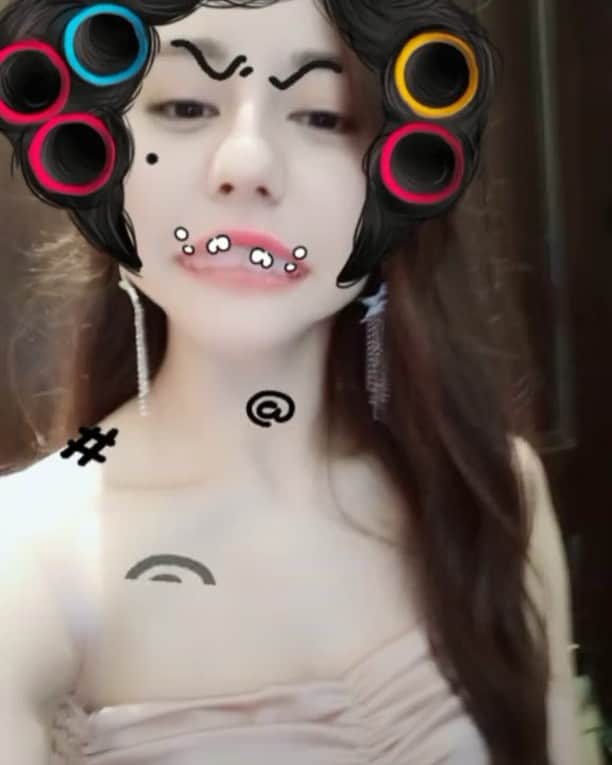 ディルラバ・ディルムットのインスタグラム：「😂😂」