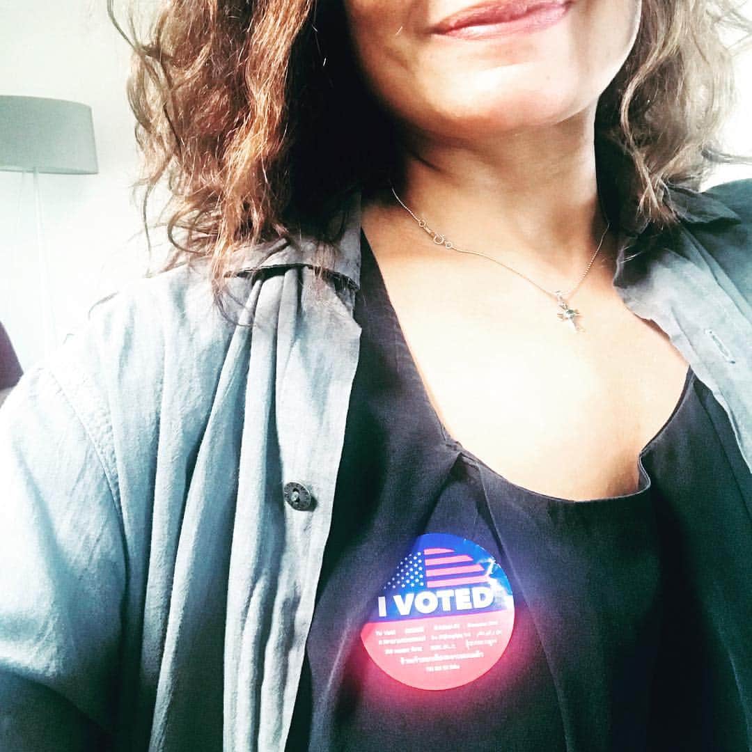 ジュディ・レイエスさんのインスタグラム写真 - (ジュディ・レイエスInstagram)「I voted today!  I am a voter. Are you?  Text VOTER to 26797 and make a plan to vote on Tuesday, November 6. @iamavoter #iamavoter #tbs/tnt @clawstnt #clawstnt💅🏽 #vote」10月26日 7時11分 - itisijudyreyes1