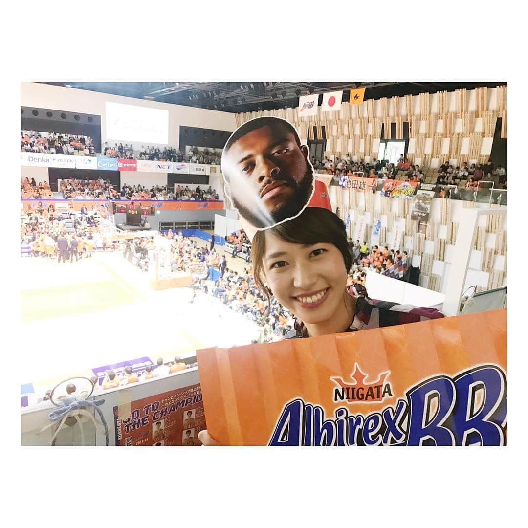 大西遥香さんのインスタグラム写真 - (大西遥香Instagram)「. 先日のアルビBB観戦🏀✨ 私も周りの方を真似て、頭の上にガードナー選手をのせて応援しました🙌❤️ 取材することはあっても、こうやって観戦するのは初めてで、素で楽しんじゃいました😆 . 今日の『ナマ＋トク』で観戦と長岡の街歩きの様子放送します📺💗 . #アルビbb #bリーグ #basketball #ダバンテガードナー 選手 #ナマトク #✋ #長岡 #nagaoka #アオーレ長岡」10月26日 7時30分 - hrka_onsh